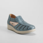 Sandalia cerrada cuña azul COMFEET