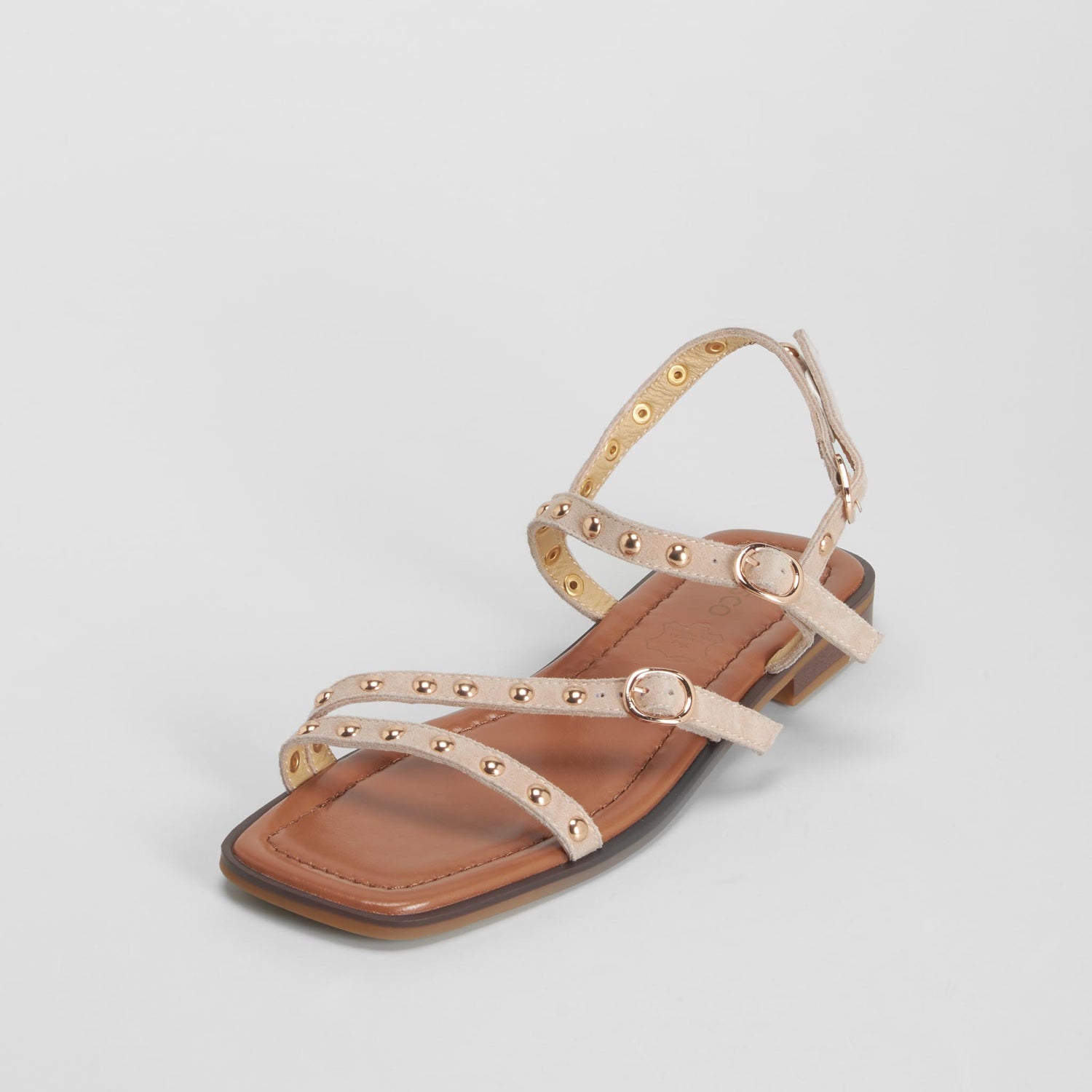 Sandalia plana tachuelas beige FOSCO