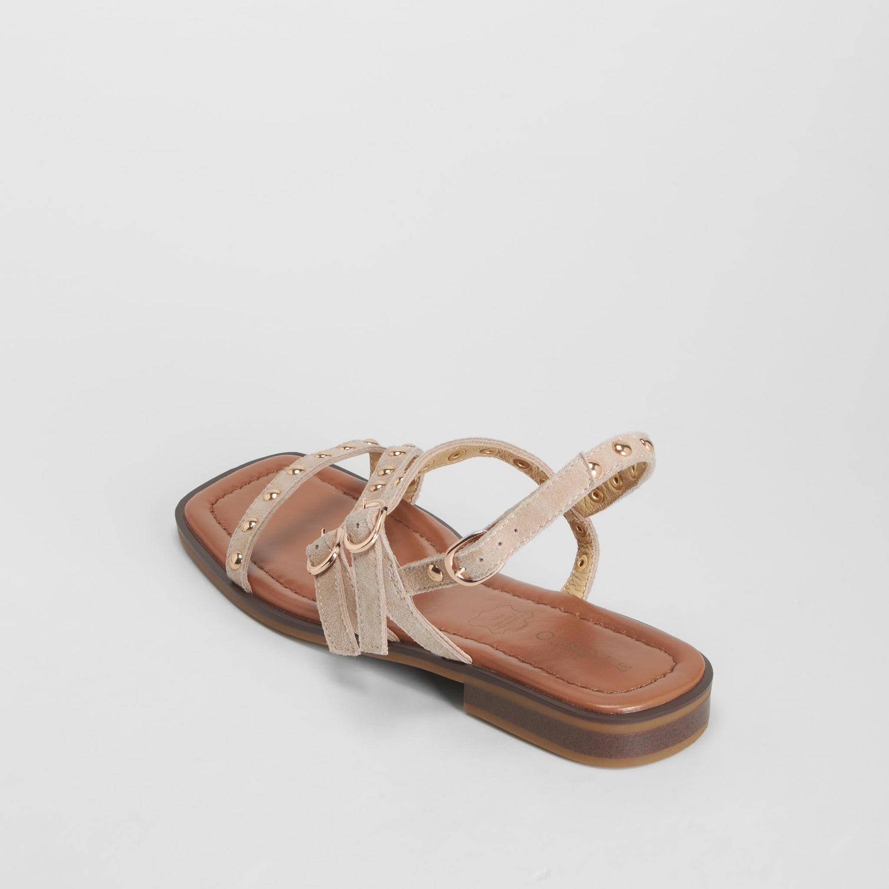 Sandalia plana tachuelas beige FOSCO