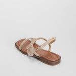 Sandalia plana tachuelas beige FOSCO