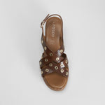 Sandalia tacón tachas piel marrón FOSCO
