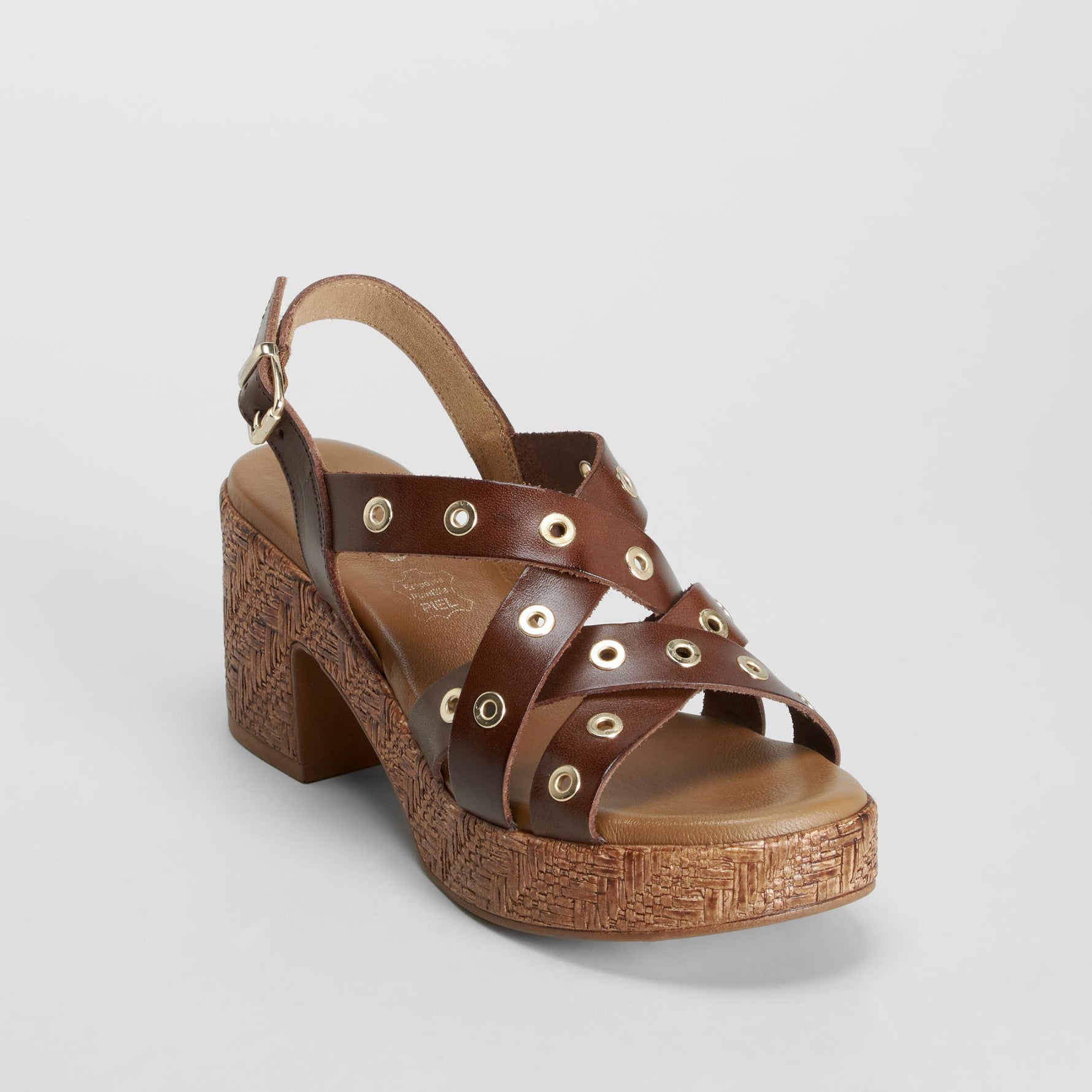Sandalia tacón tachas piel marrón FOSCO