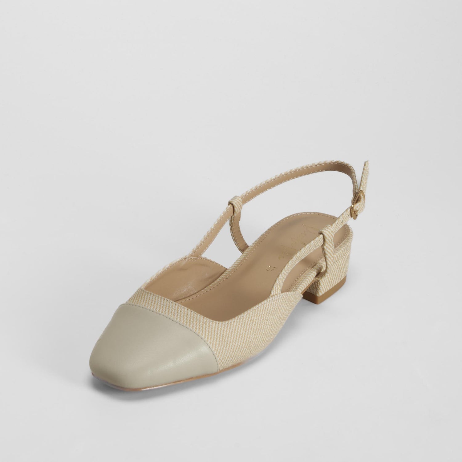 Zapato destalonado tacón bajo beige PICCOLA PIU