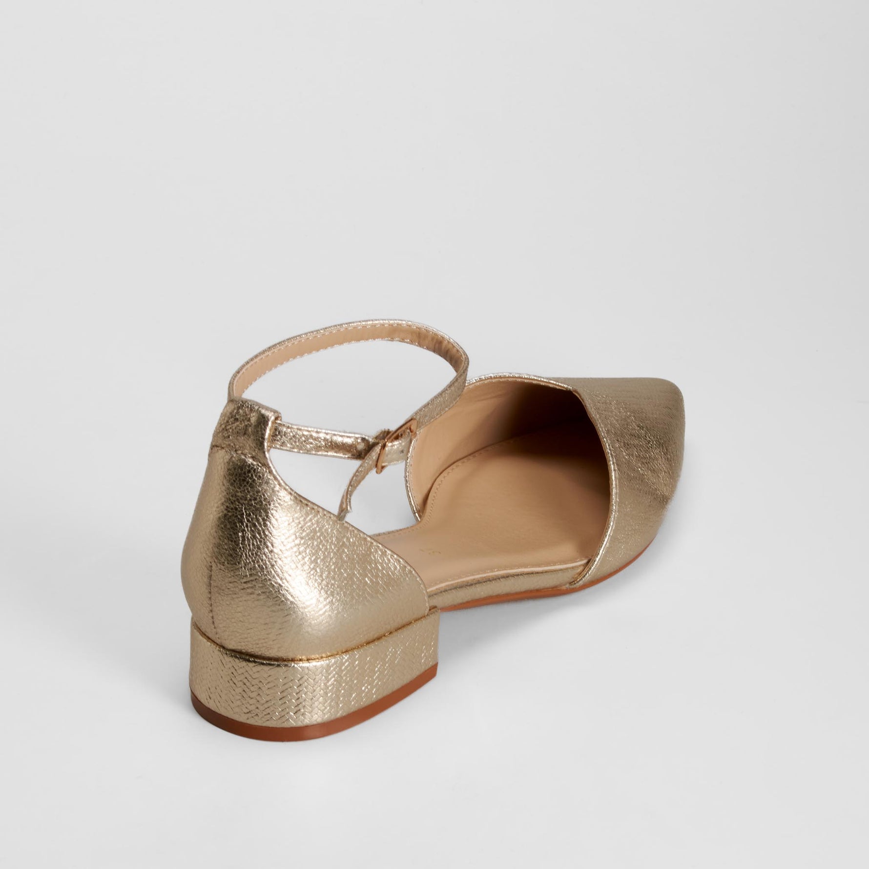 Zapato tacón bajo punta oro PICCOLA PIU