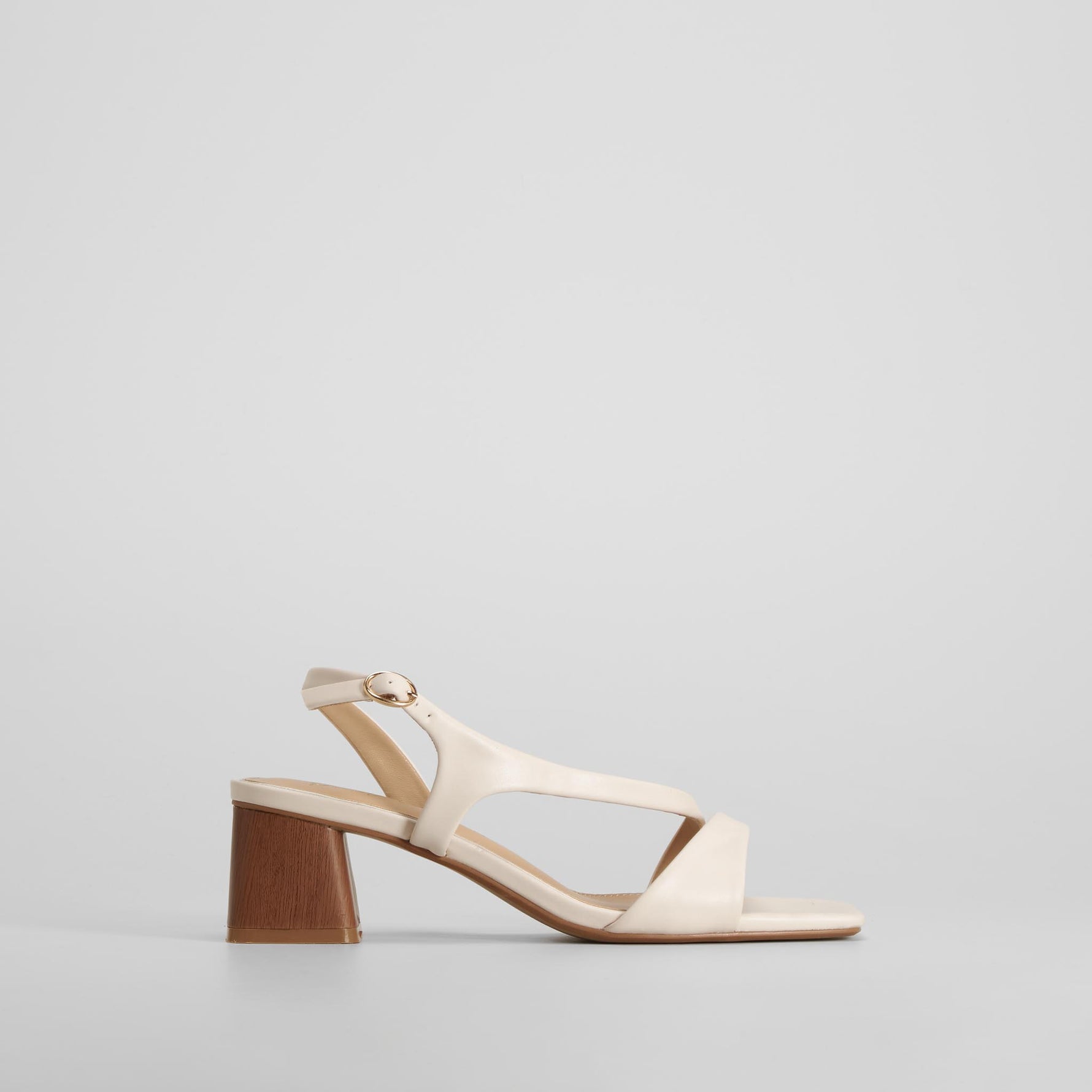 Sandalia tacón cuadrado beige PICCOLA PIU