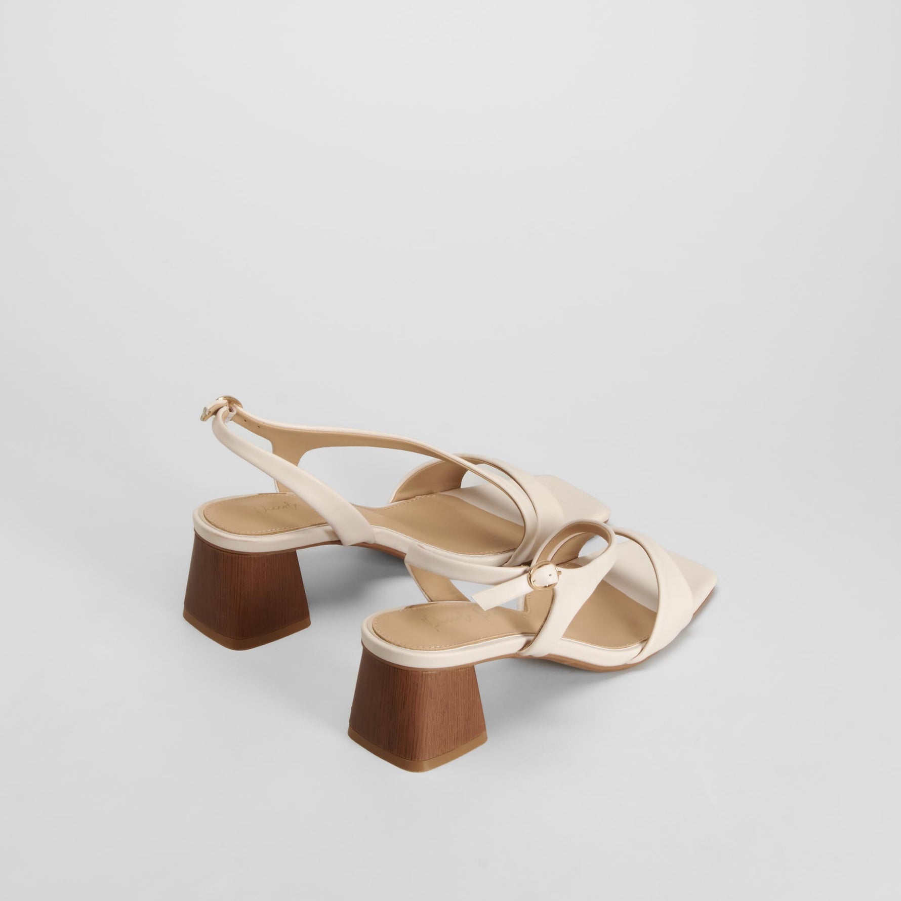 Sandalia tacón cuadrado beige PICCOLA PIU