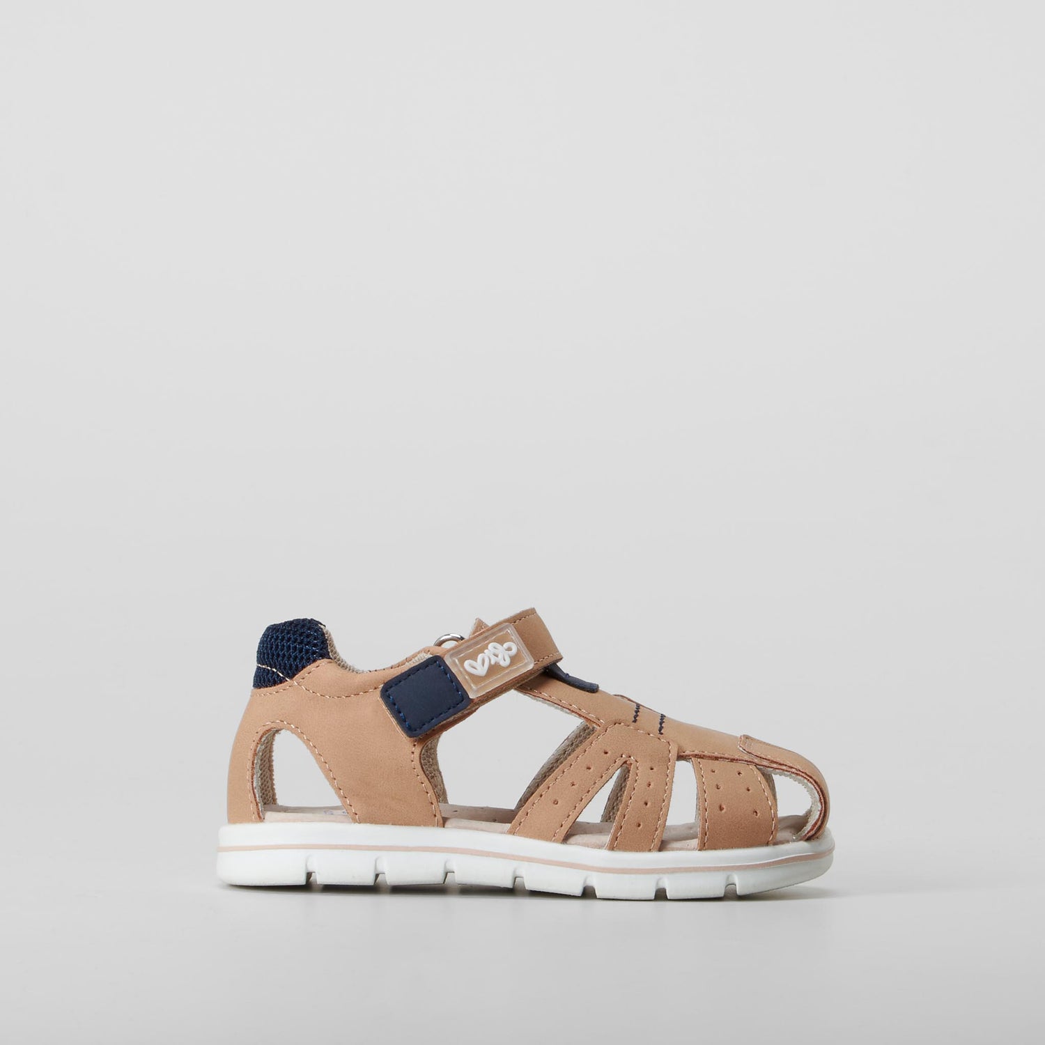 Sandalia cerrada bebé beige COMFEET