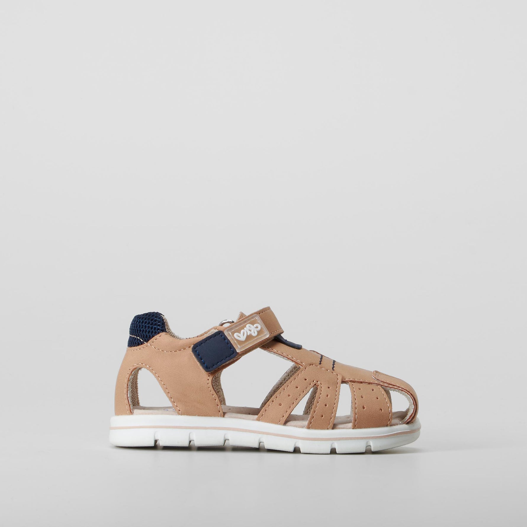 Sandalia cerrada bebé beige COMFEET