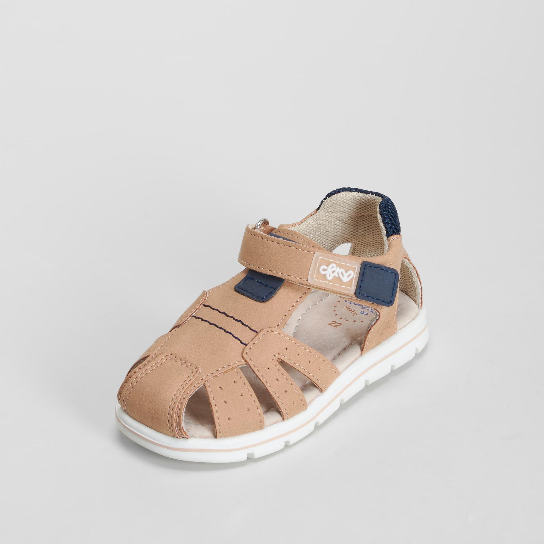 Sandalia cerrada bebé beige COMFEET