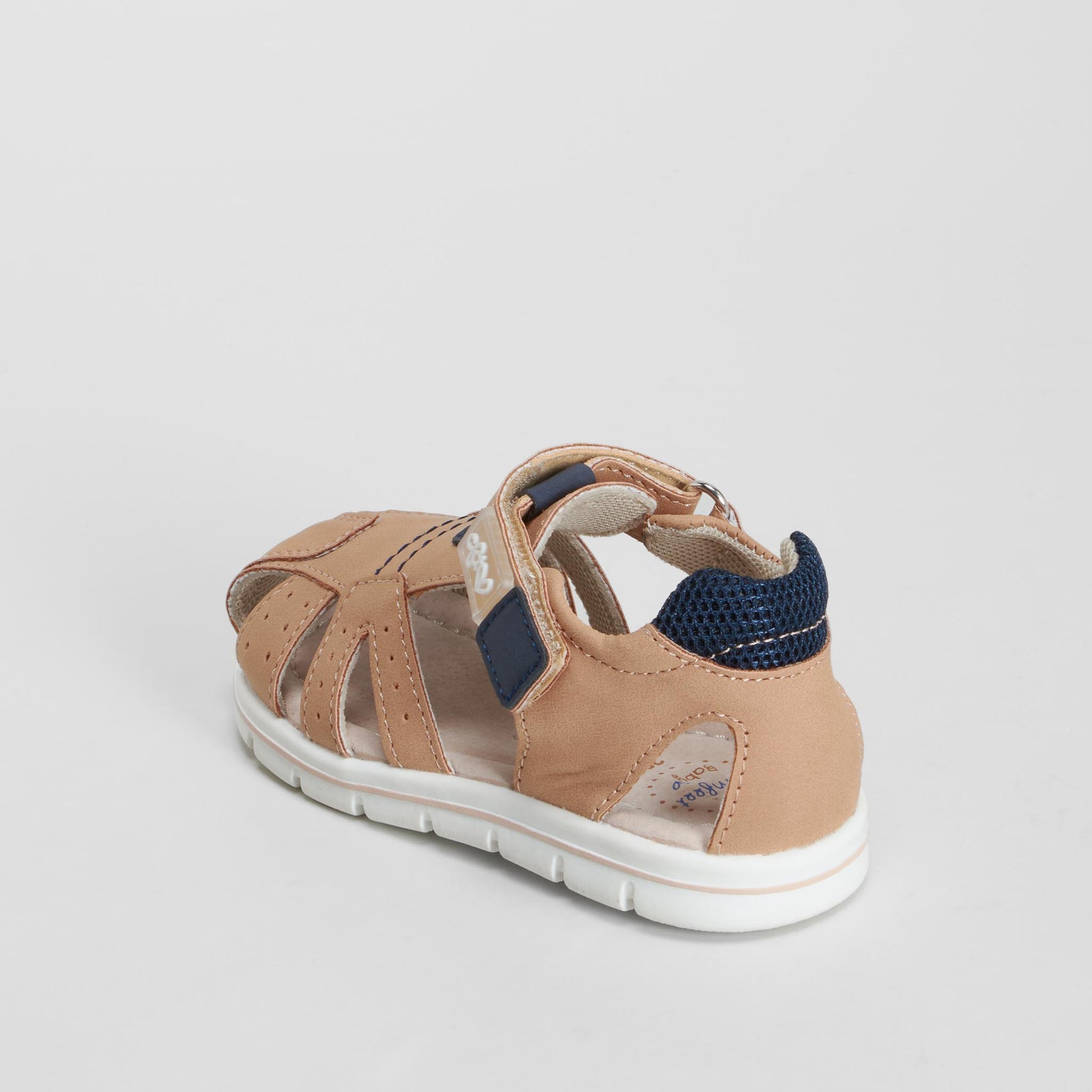 Sandalia cerrada bebé beige COMFEET