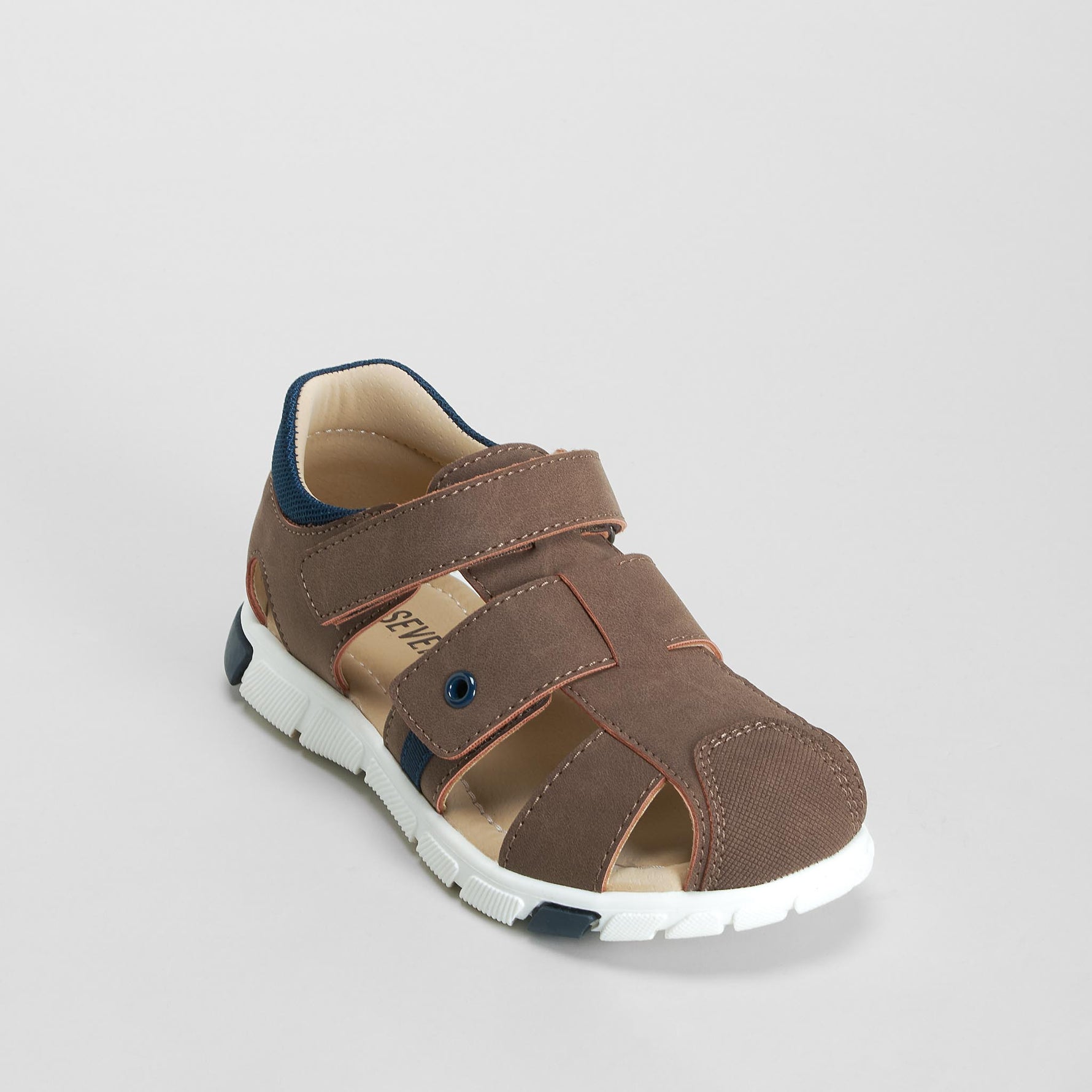 Sandalia casual cierre velcro marrón SEVEN FIVE