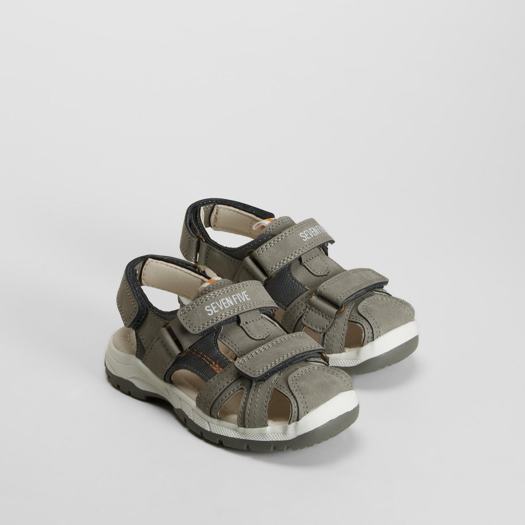 Sandalia abierta con puntera gris SEVEN FIVE