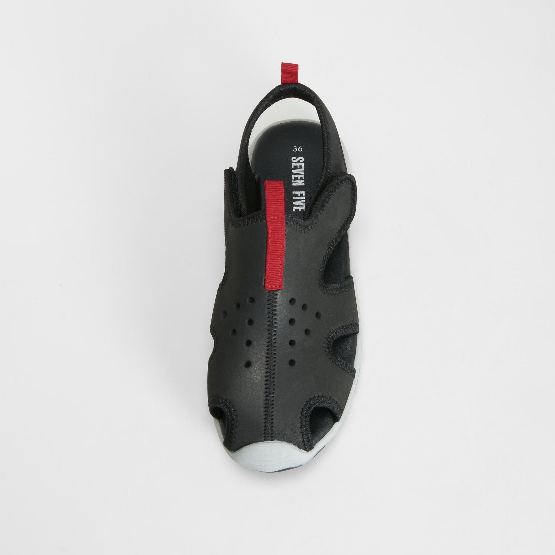 Sandalia deportiva cerrada negra SEVEN FIVE