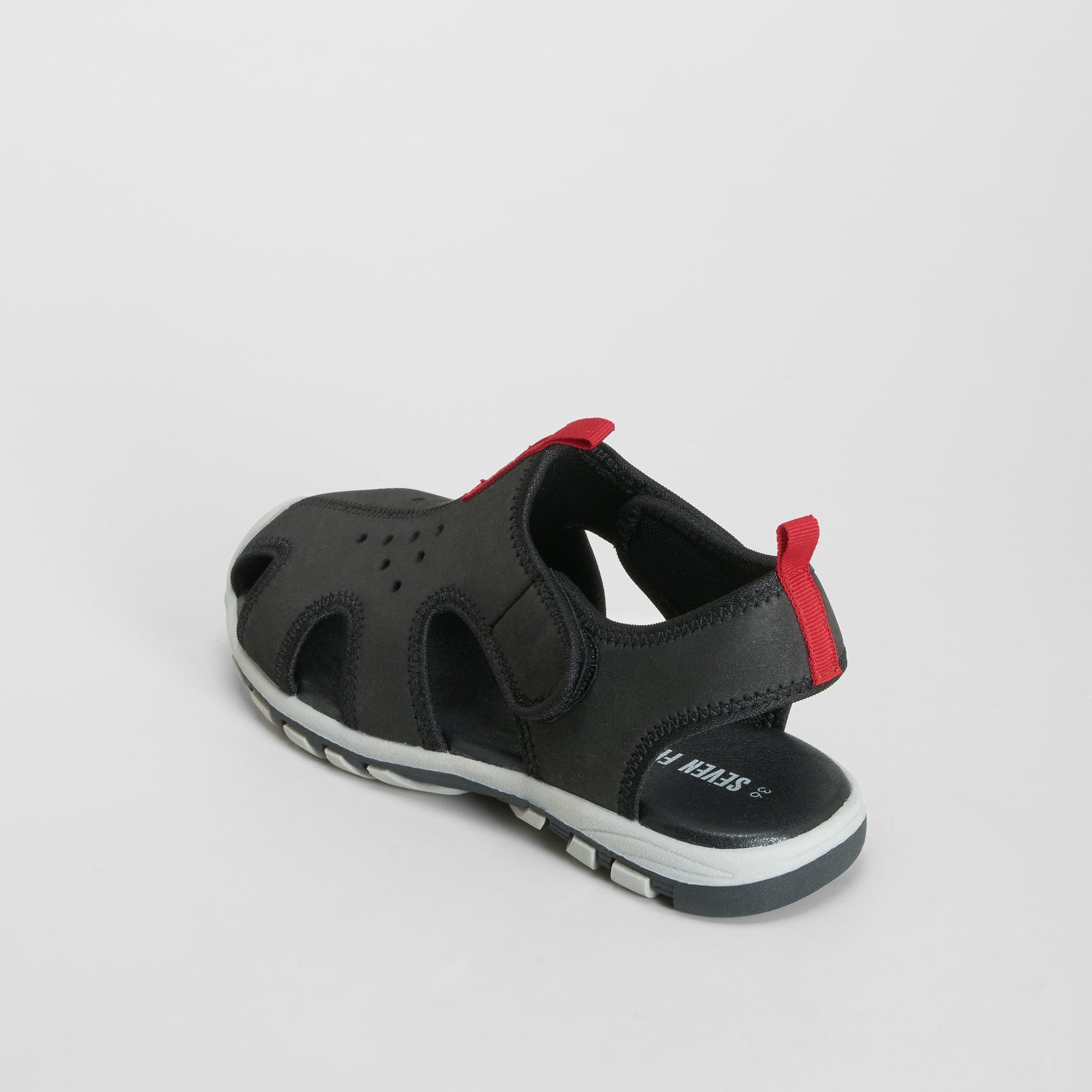Sandalia deportiva cerrada negra SEVEN FIVE