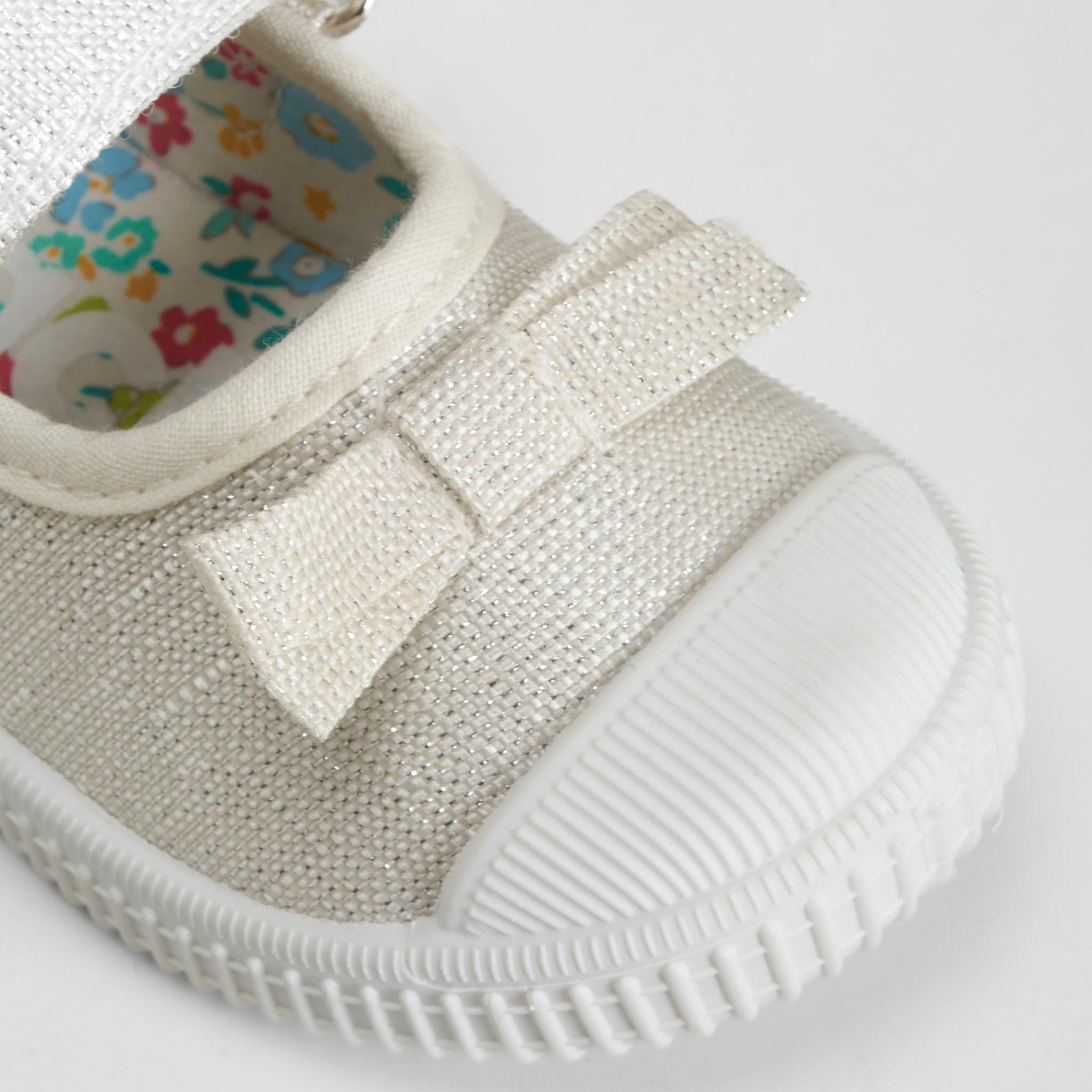 Zapatilla lona puntera lazo bebé plata BACHE