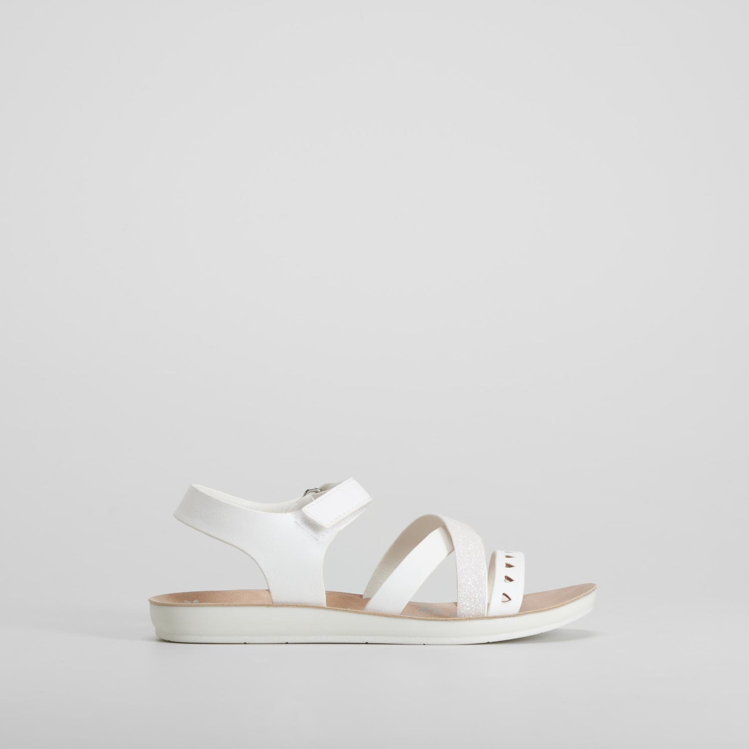 Sandalia multitiras con corazones blanca COMFEET