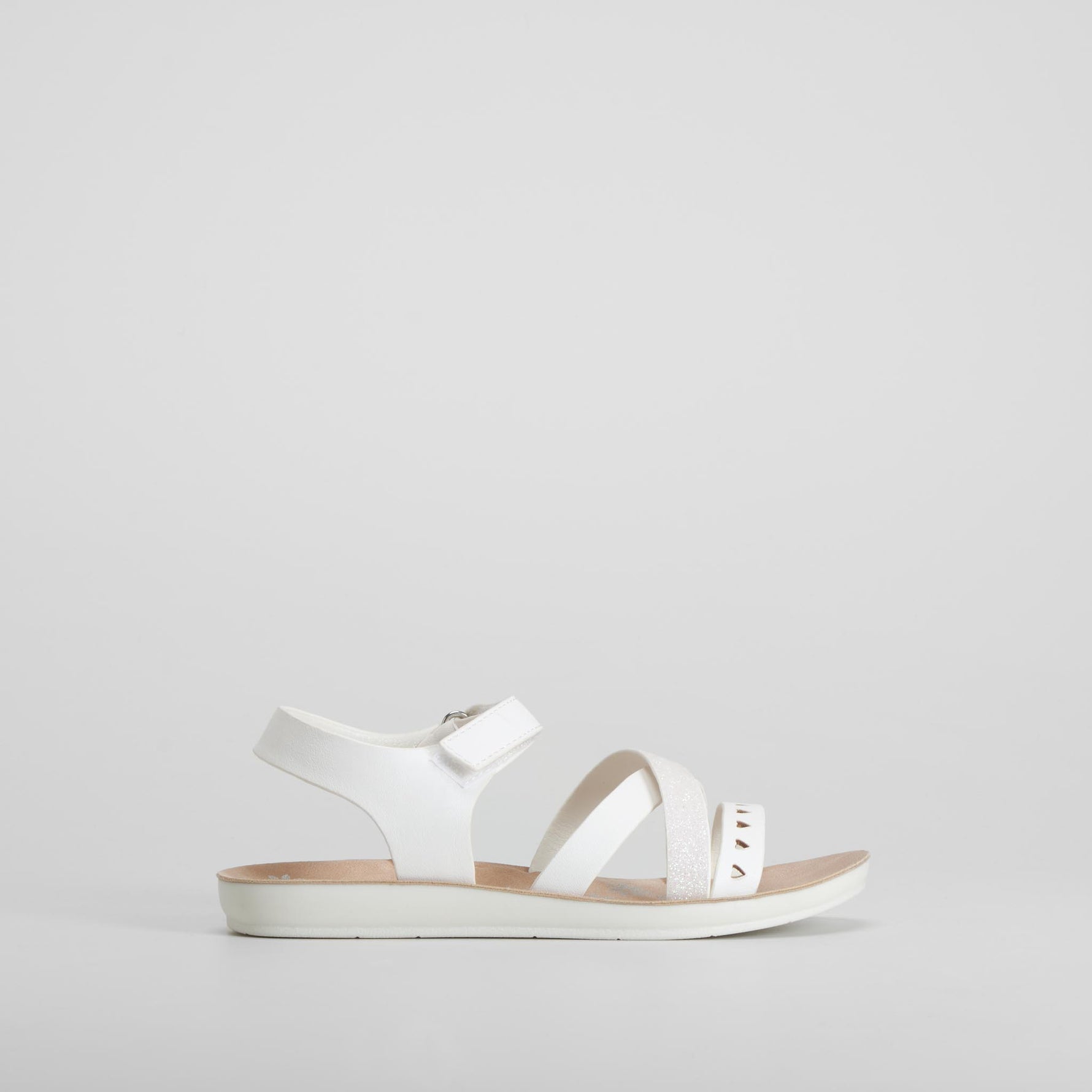 Sandalia multitiras con corazones blanca COMFEET
