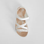 Sandalia multitiras con corazones blanca COMFEET