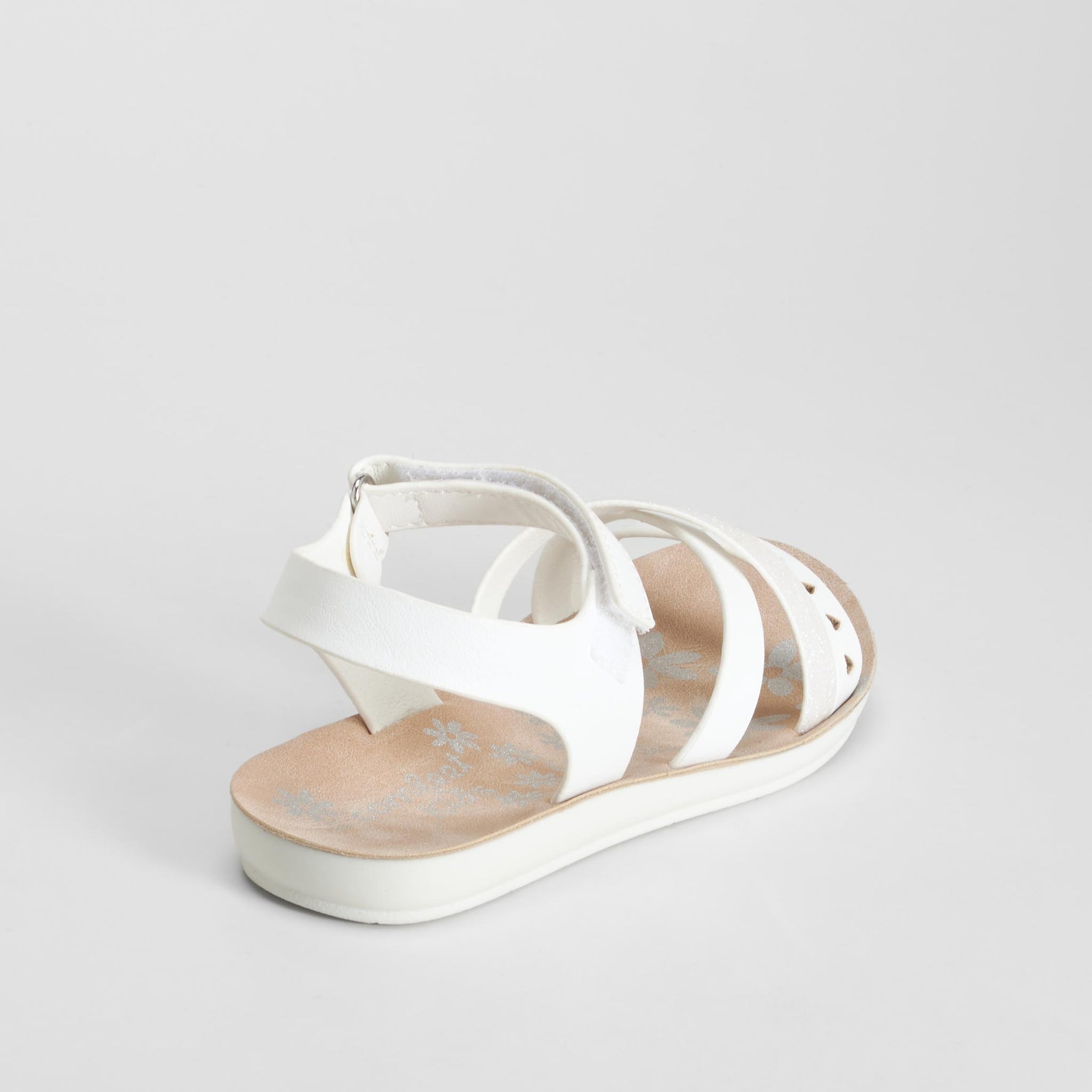 Sandalia multitiras con corazones blanca COMFEET