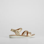 Sandalia multitiras con corazones oro COMFEET