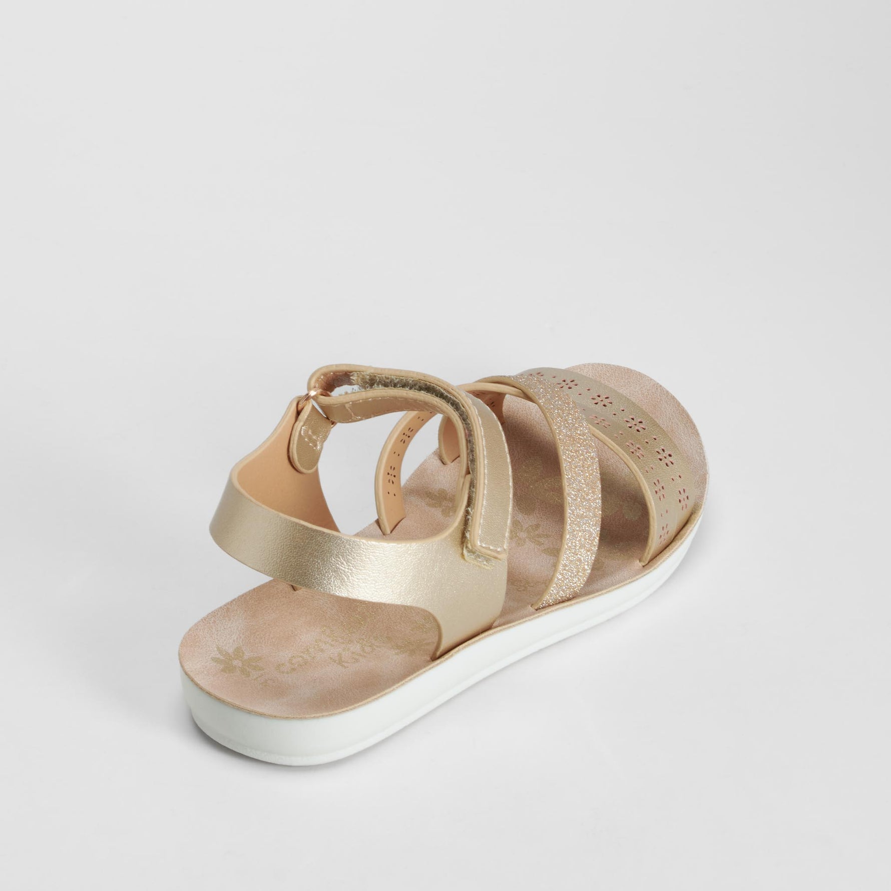 Sandalia multitiras con corazones oro COMFEET