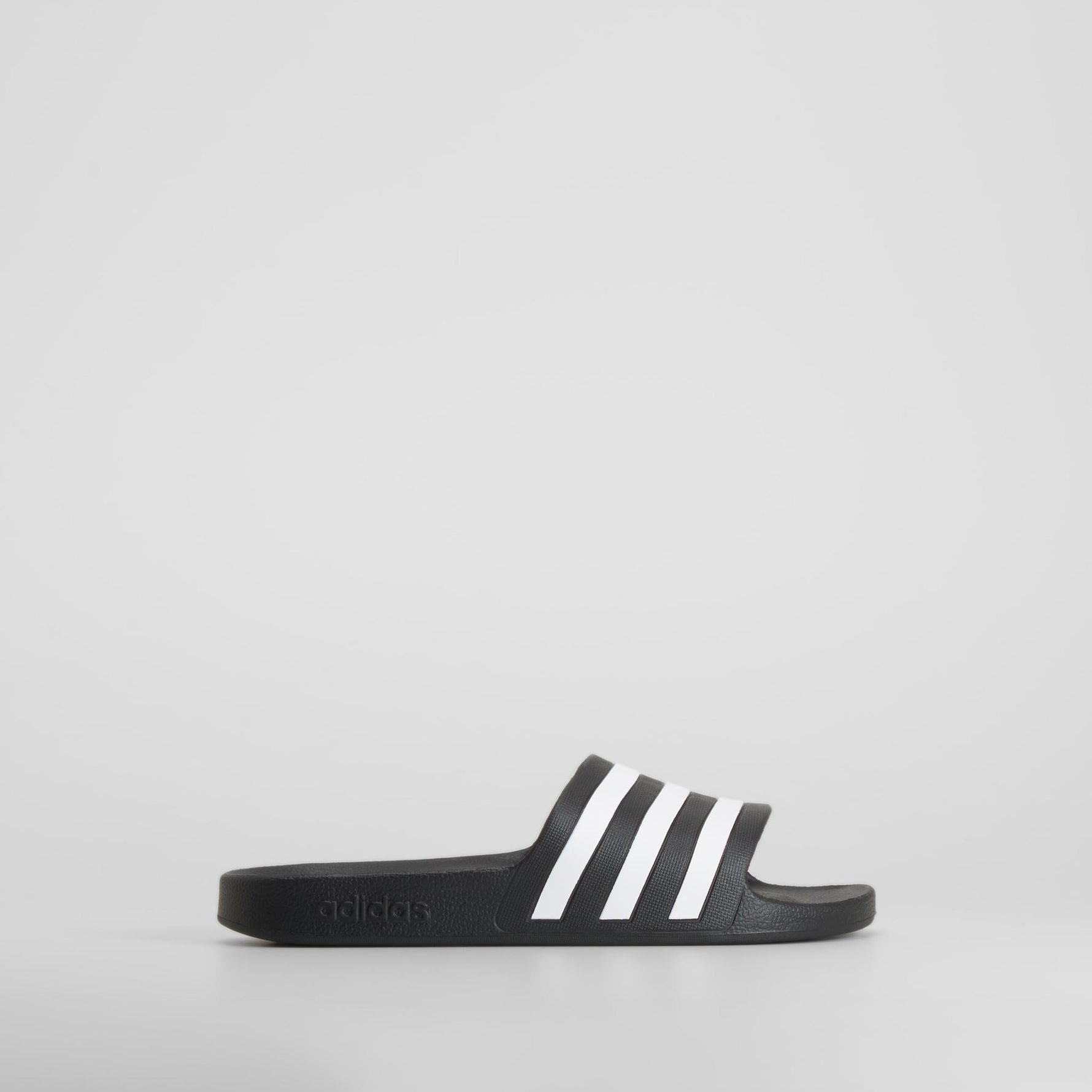 Sandalia negra con tiras blancas ADIDAS