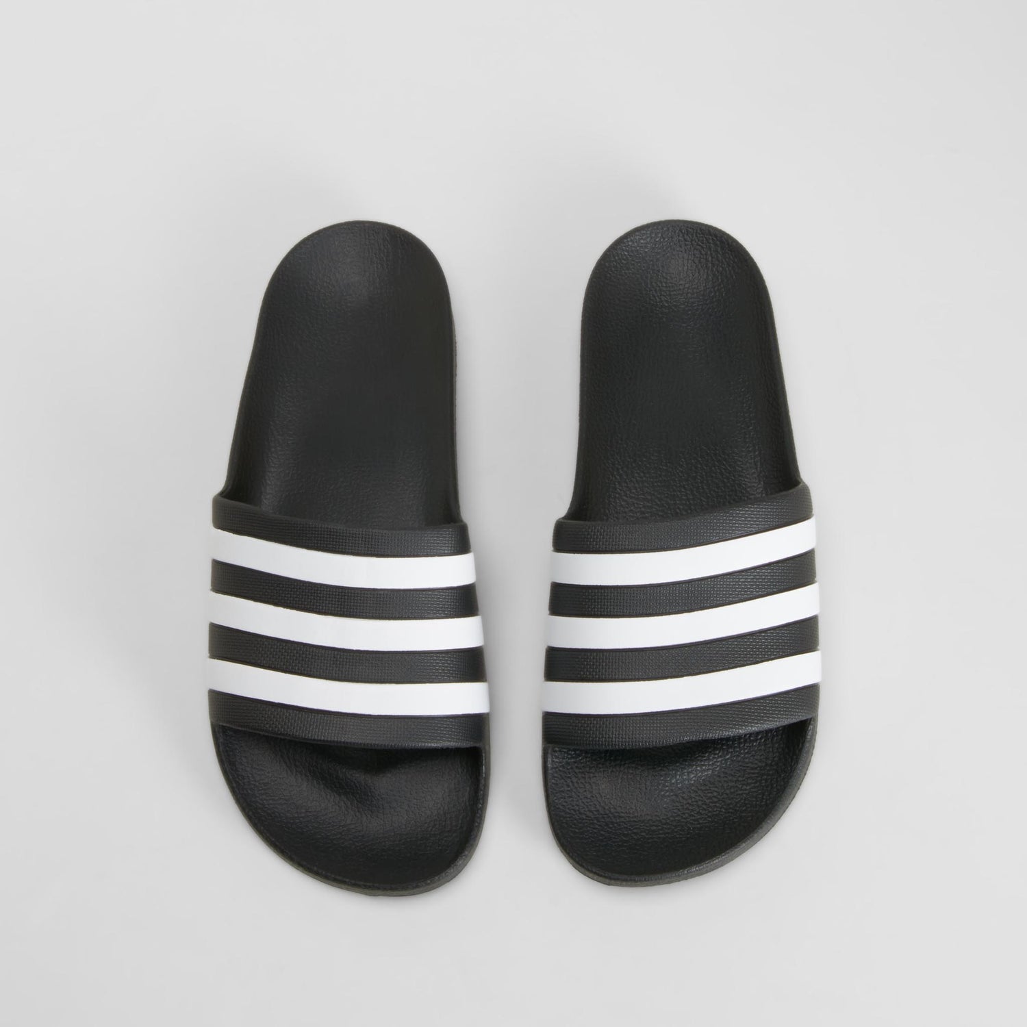 Sandalia negra con tiras blancas ADIDAS