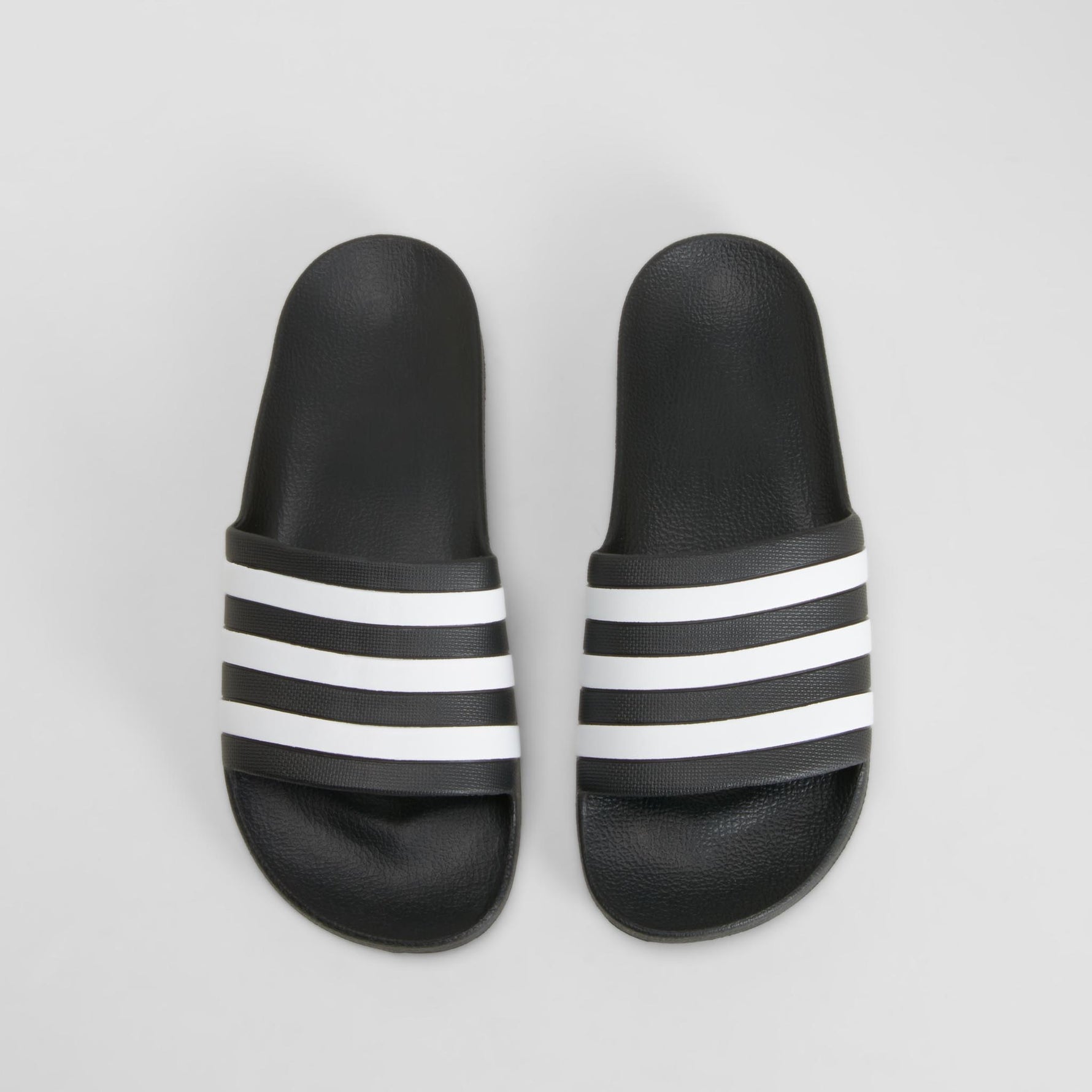 Sandalia negra con tiras blancas ADIDAS