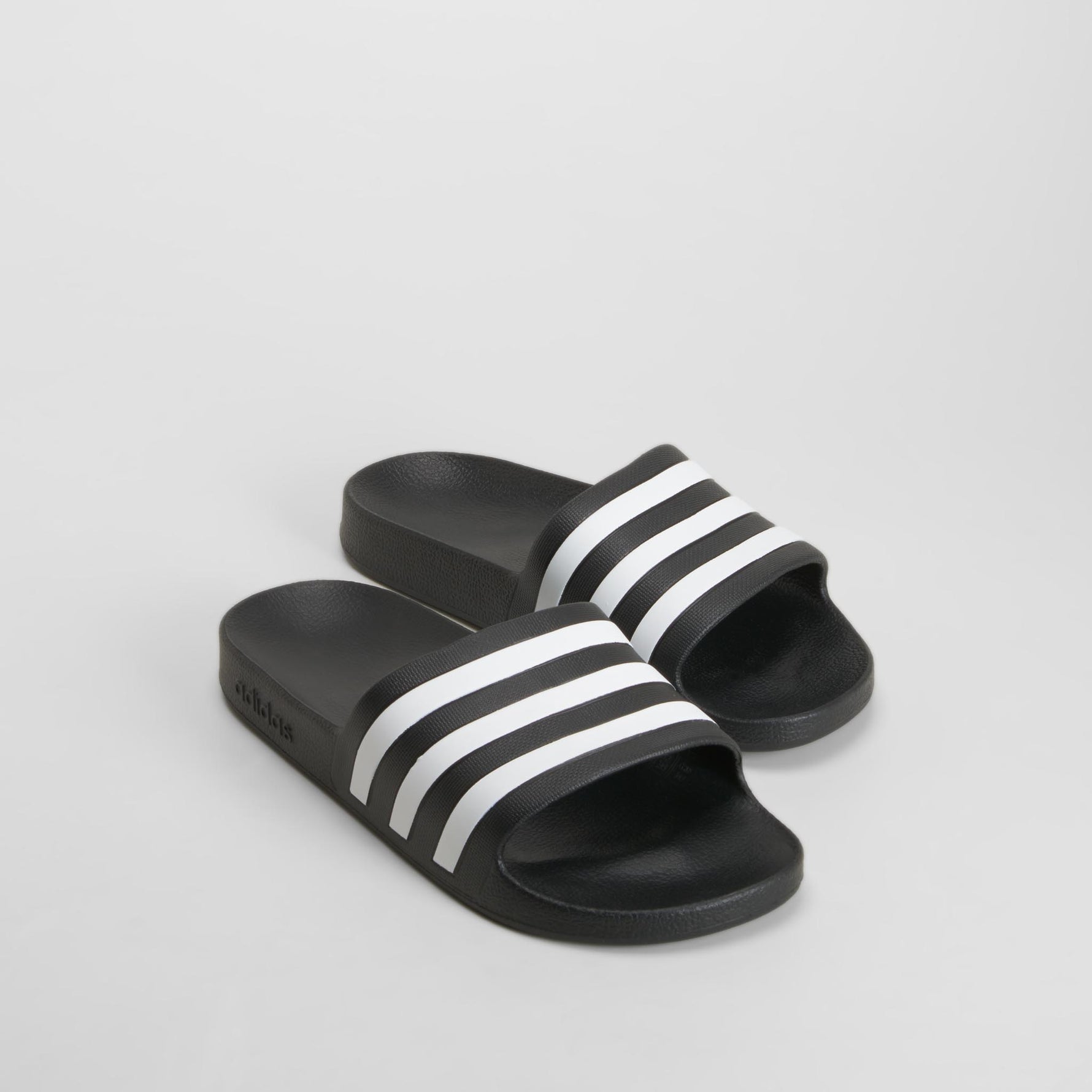 Sandalia negra con tiras blancas ADIDAS