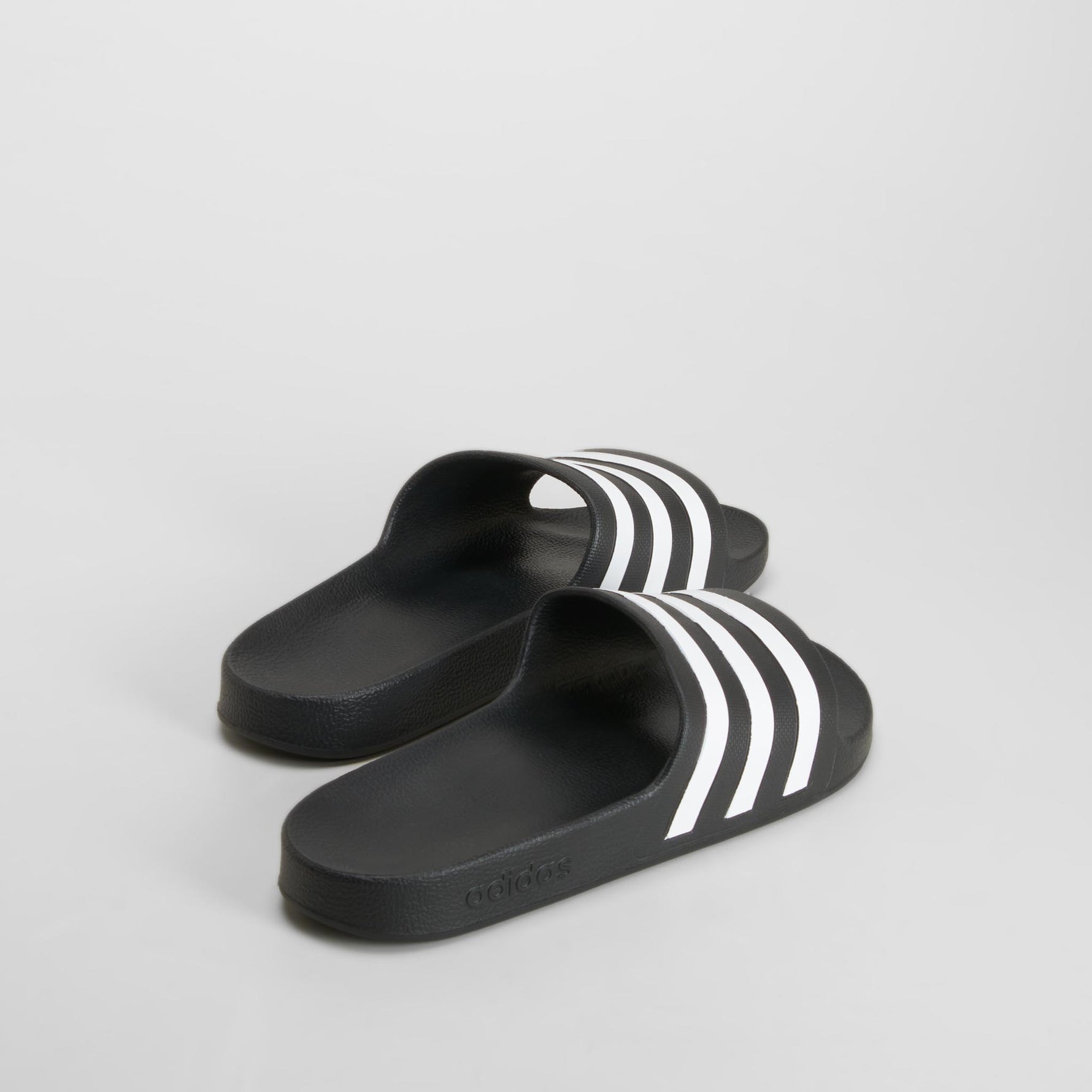 Sandalia negra con tiras blancas ADIDAS
