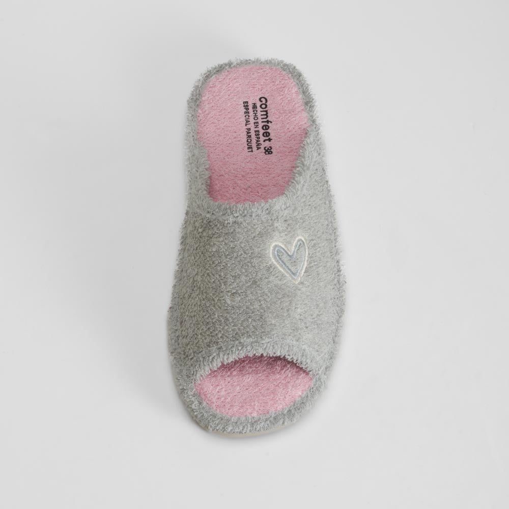 Zapatilla de casa abierta gris con corazón COMFEET