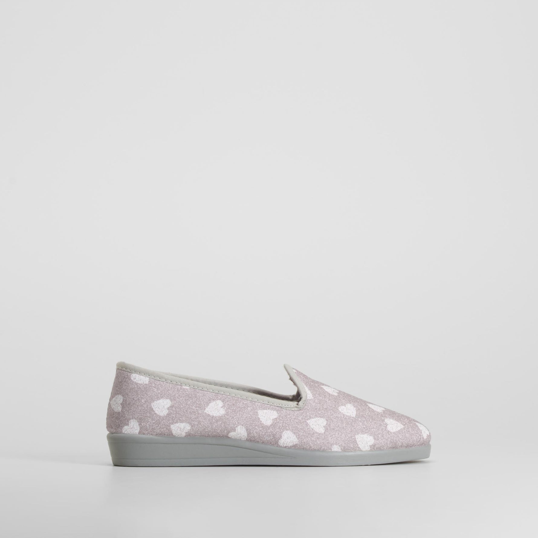 Zapatilla de casa cerrada corazones gris COMFEET