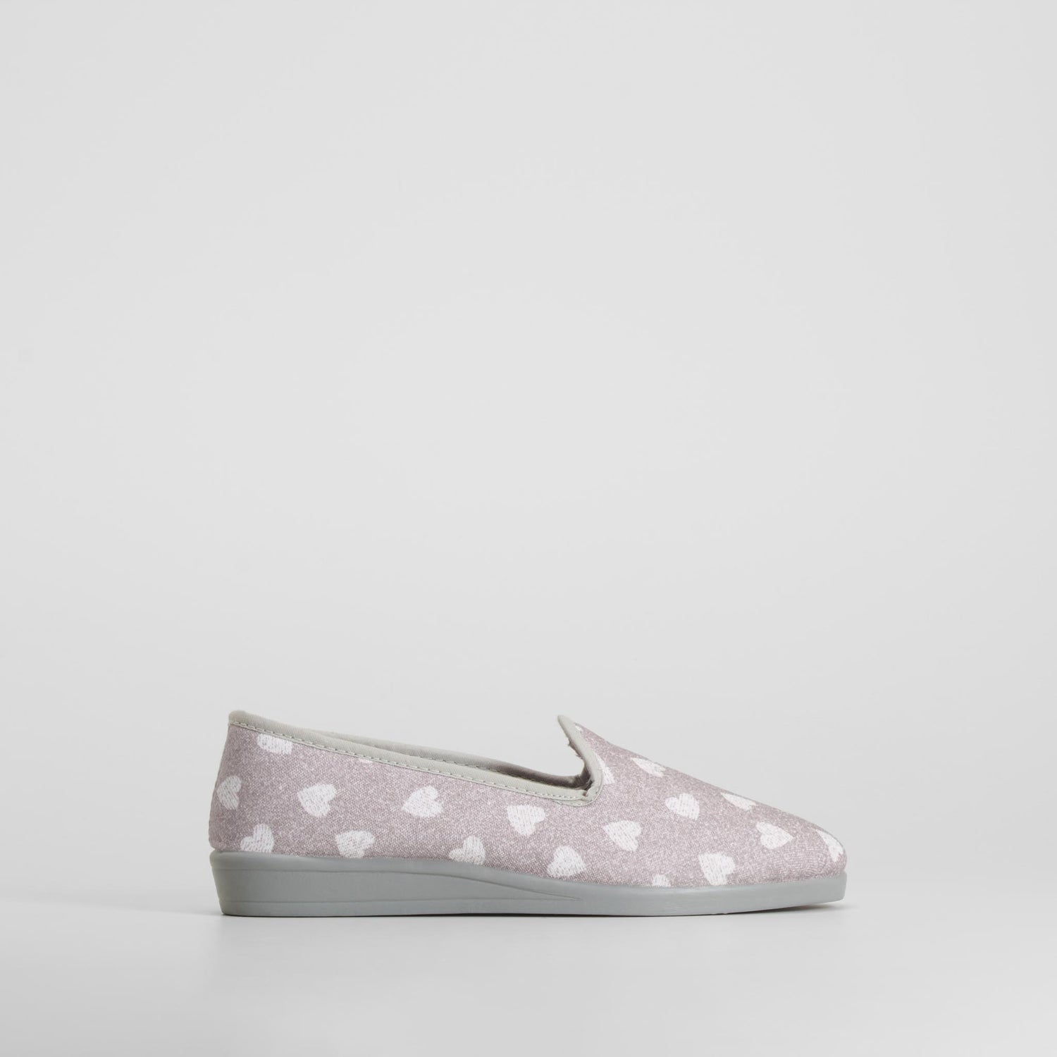 Zapatilla de casa cerrada corazones gris COMFEET