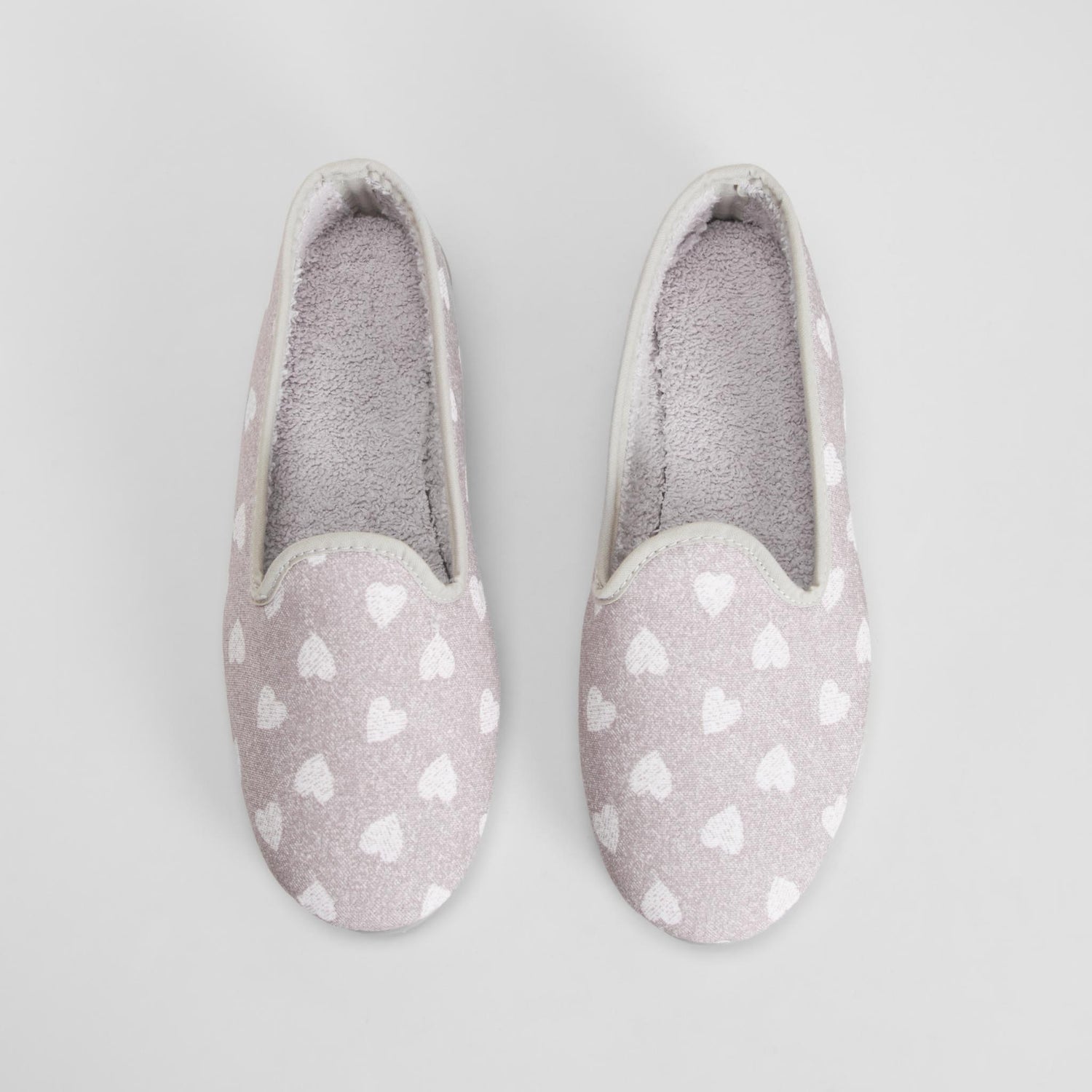 Zapatilla de casa cerrada corazones gris COMFEET