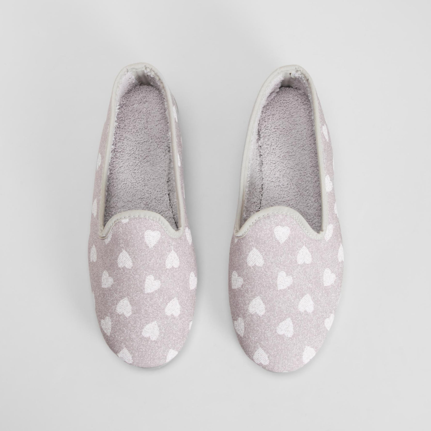 Zapatilla de casa cerrada corazones gris COMFEET