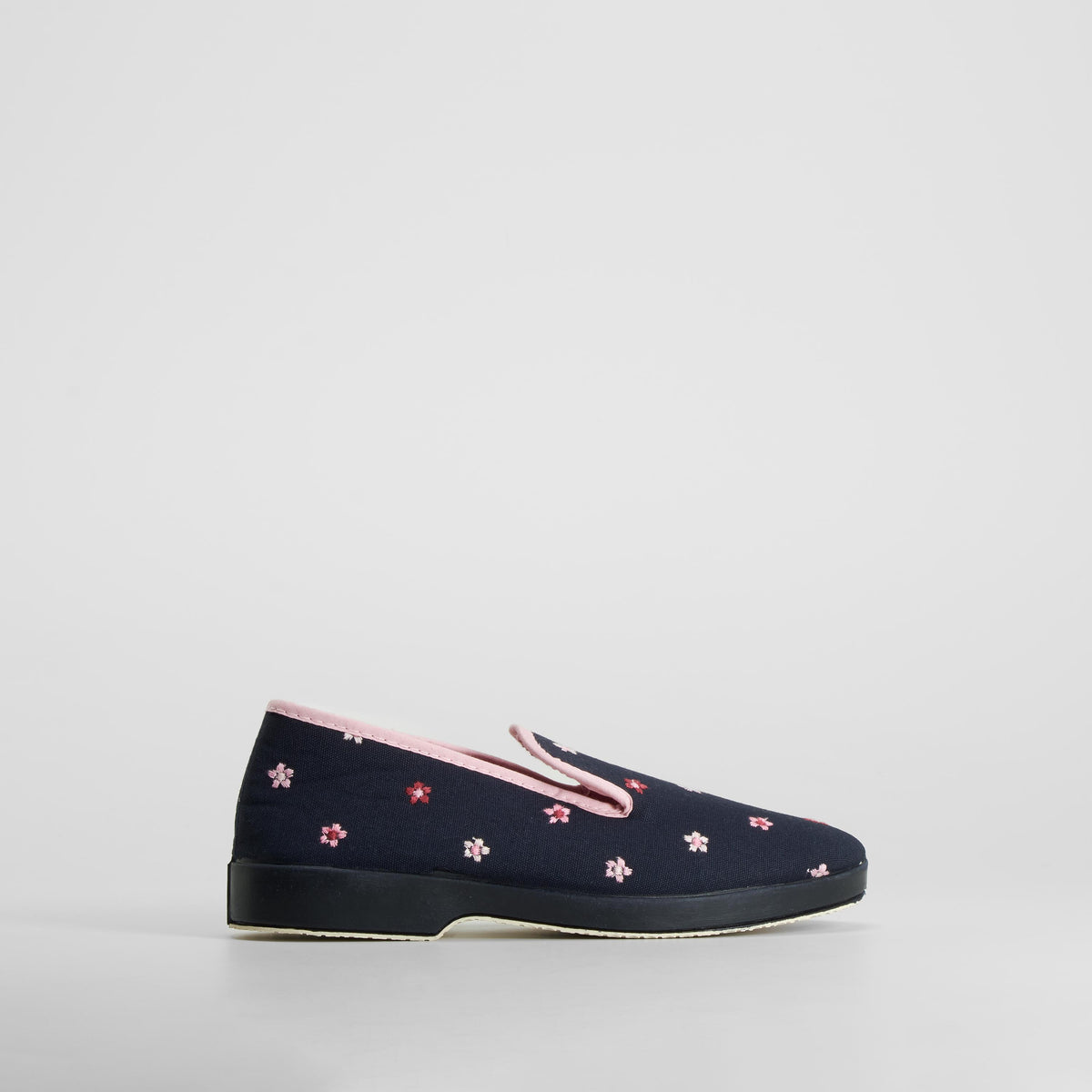 Zapatilla de casa con flores bordadas azul COMFEET