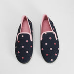 Zapatilla de casa con flores bordadas azul COMFEET