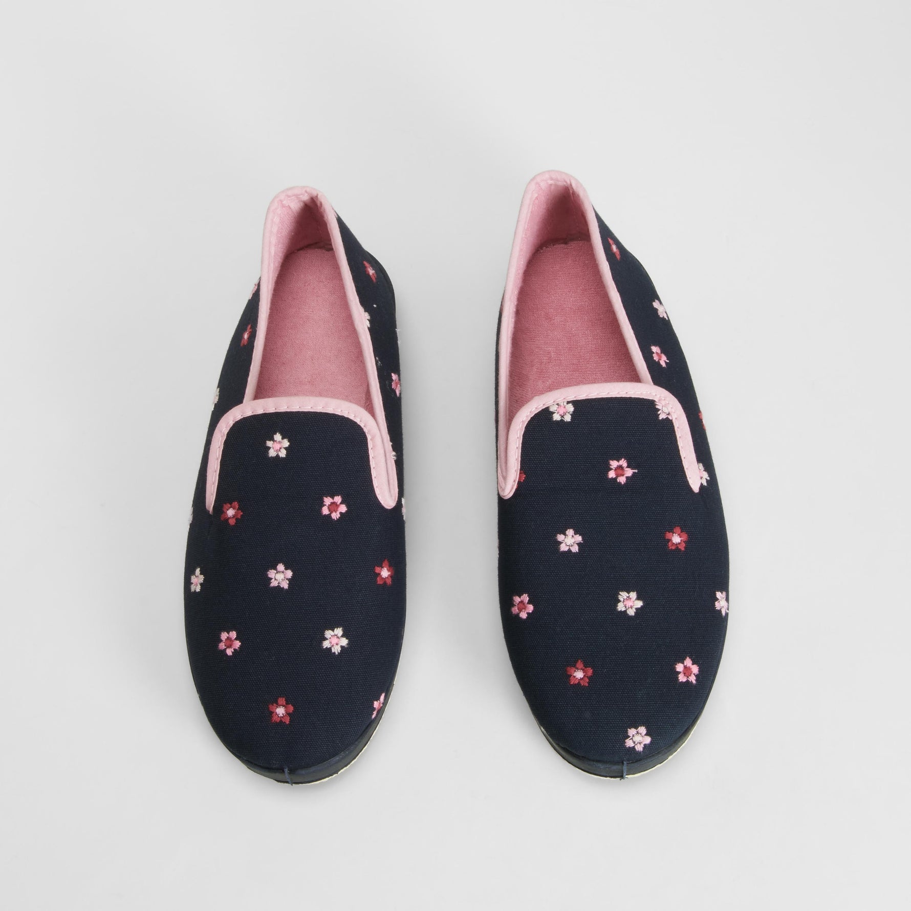Zapatilla de casa con flores bordadas azul COMFEET