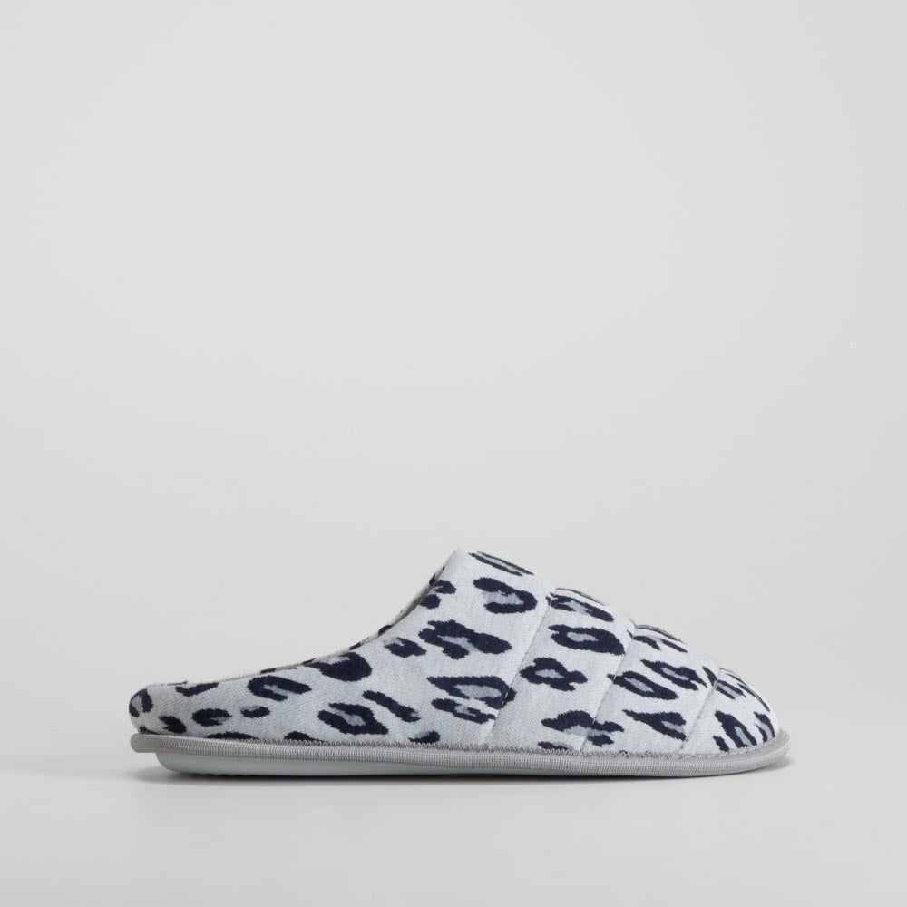 Zapatilla de casa gris animal print OLYNE