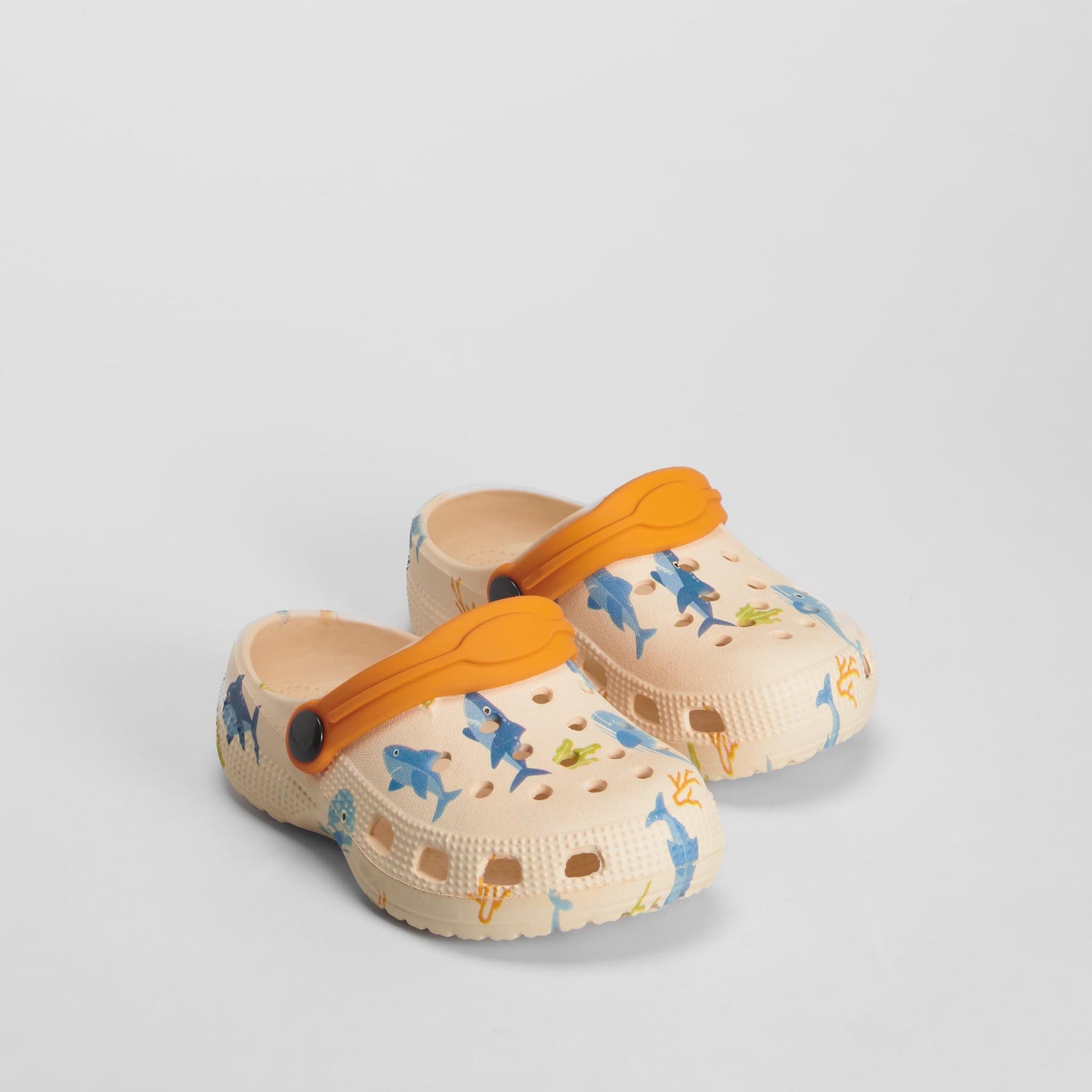 Zueco de playa tiburones beige COCONUT