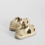 Chancla de playa cerrada bebé beige COCONUT