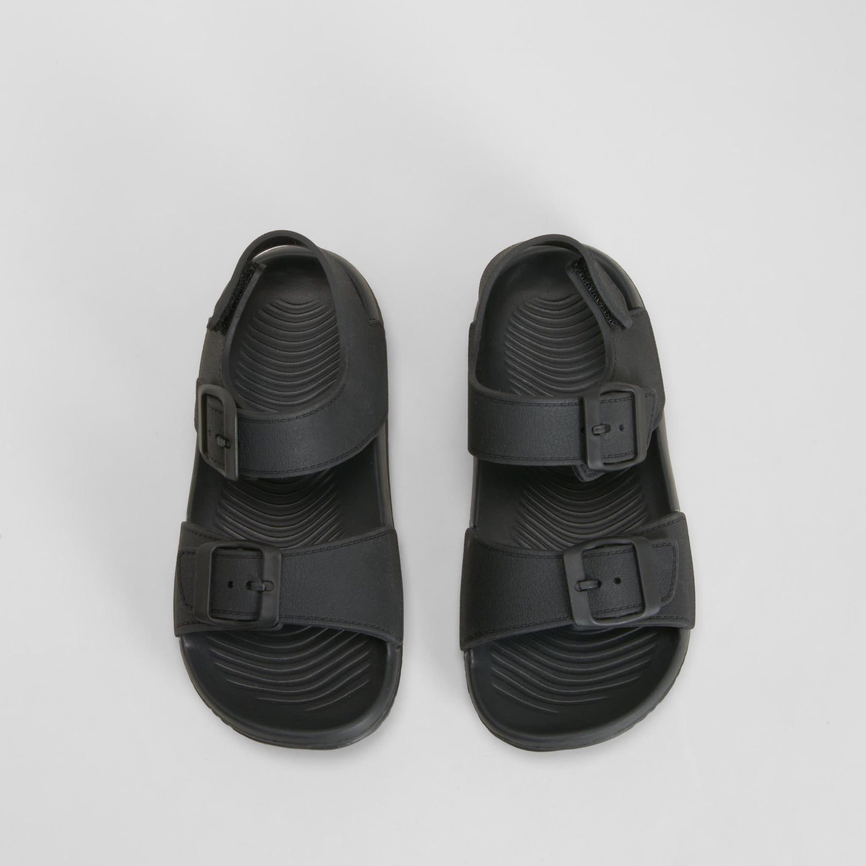 Chancla doble hebilla y velcro negro COCONUT