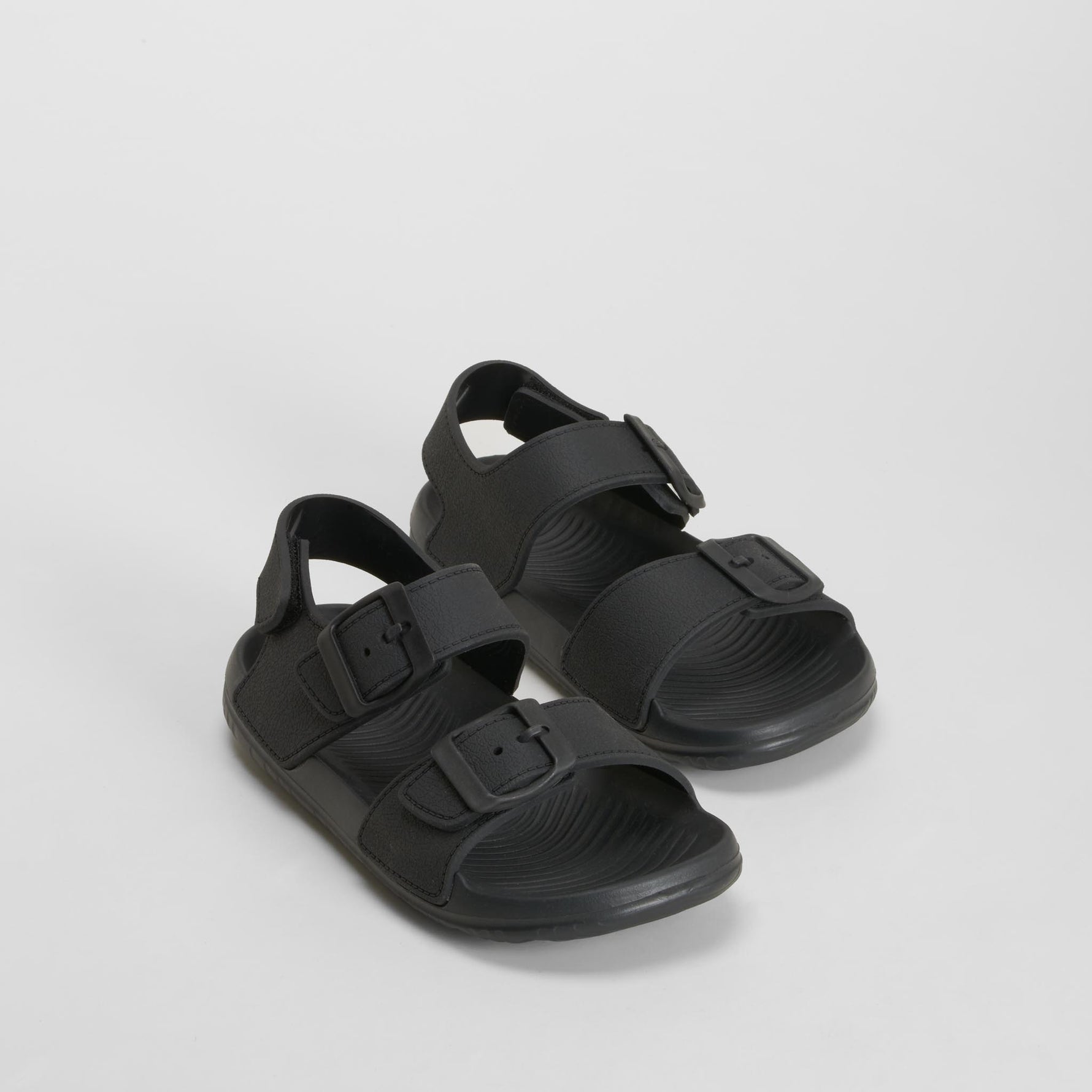 Chancla doble hebilla y velcro negro COCONUT