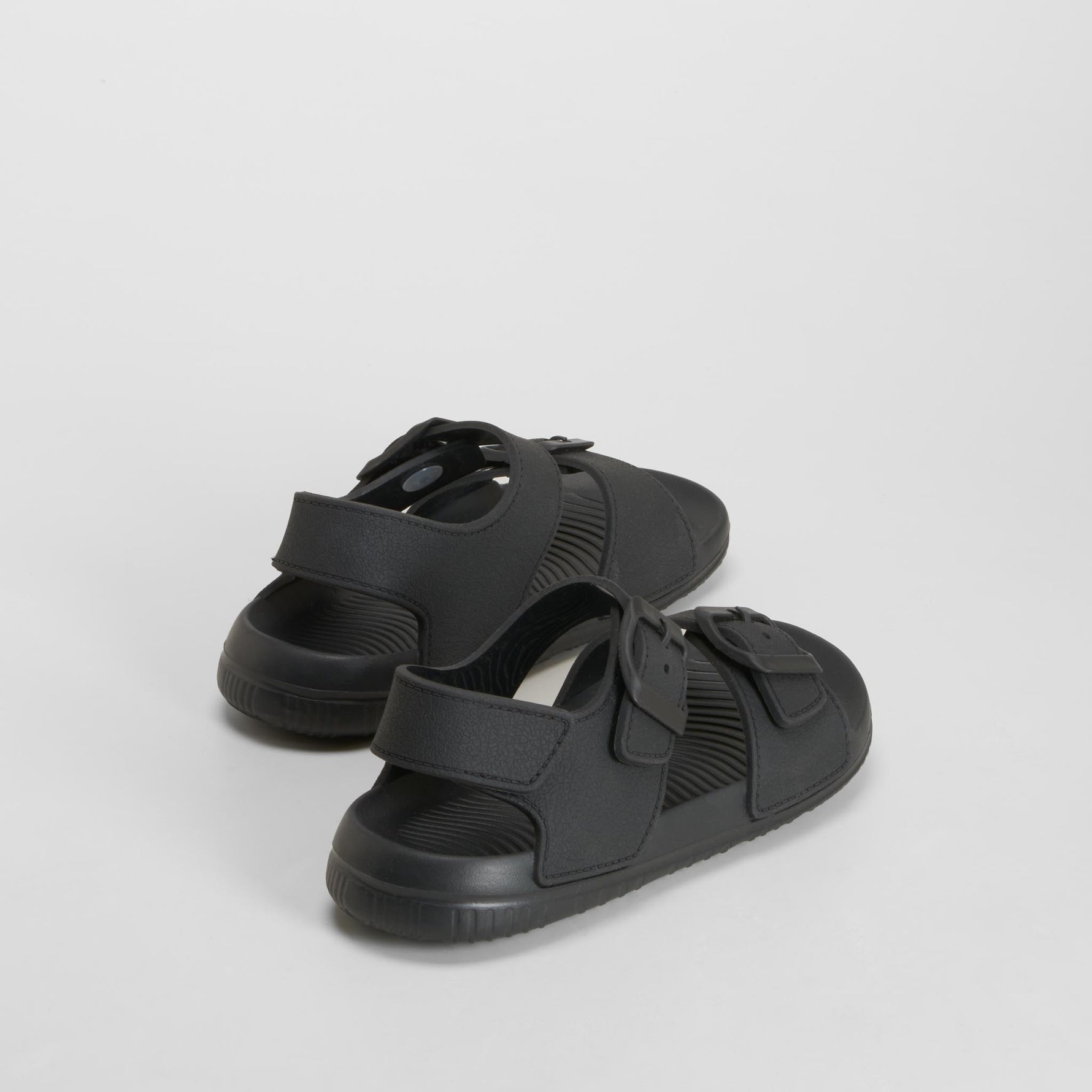 Chancla doble hebilla y velcro negro COCONUT