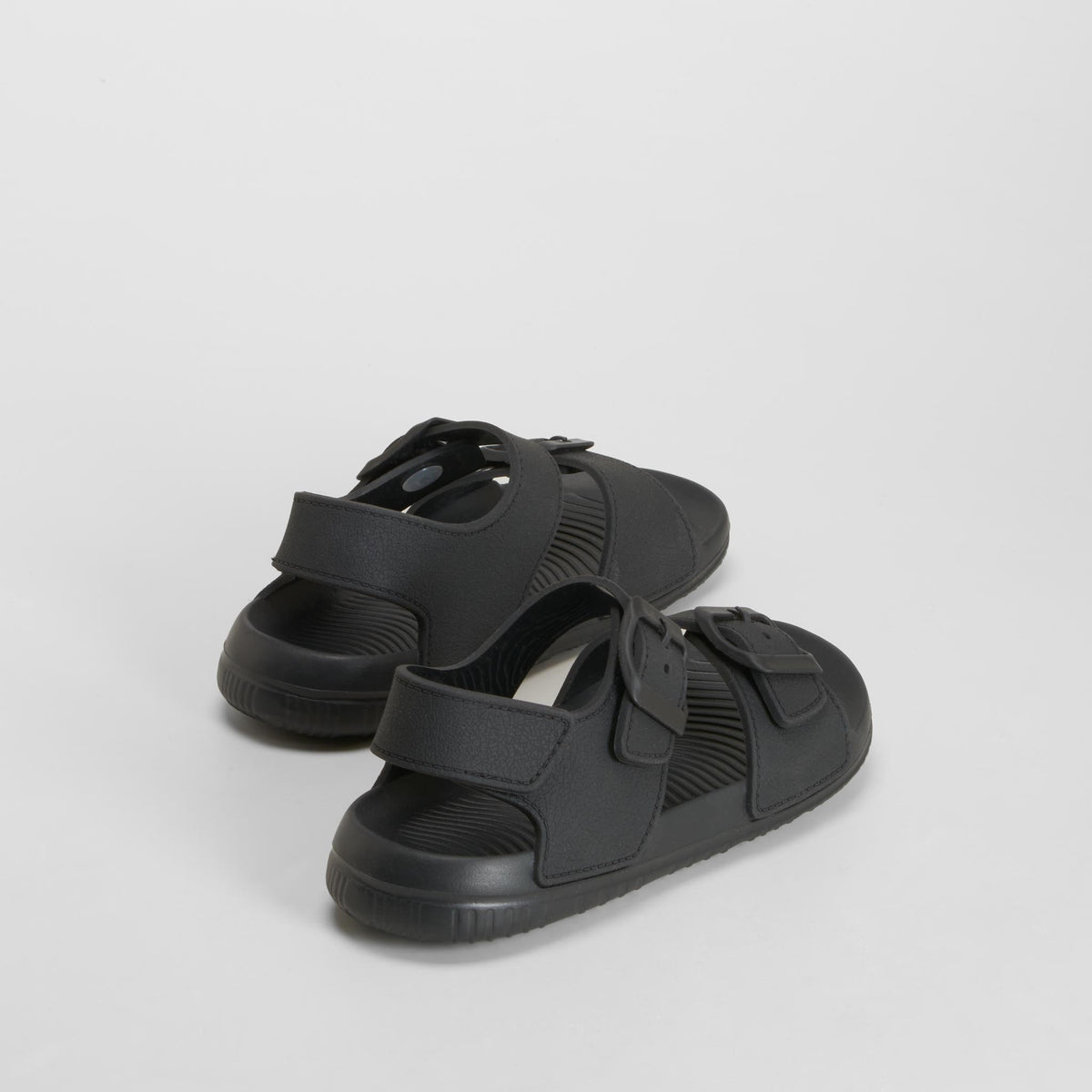 Chancla doble hebilla y velcro negro COCONUT