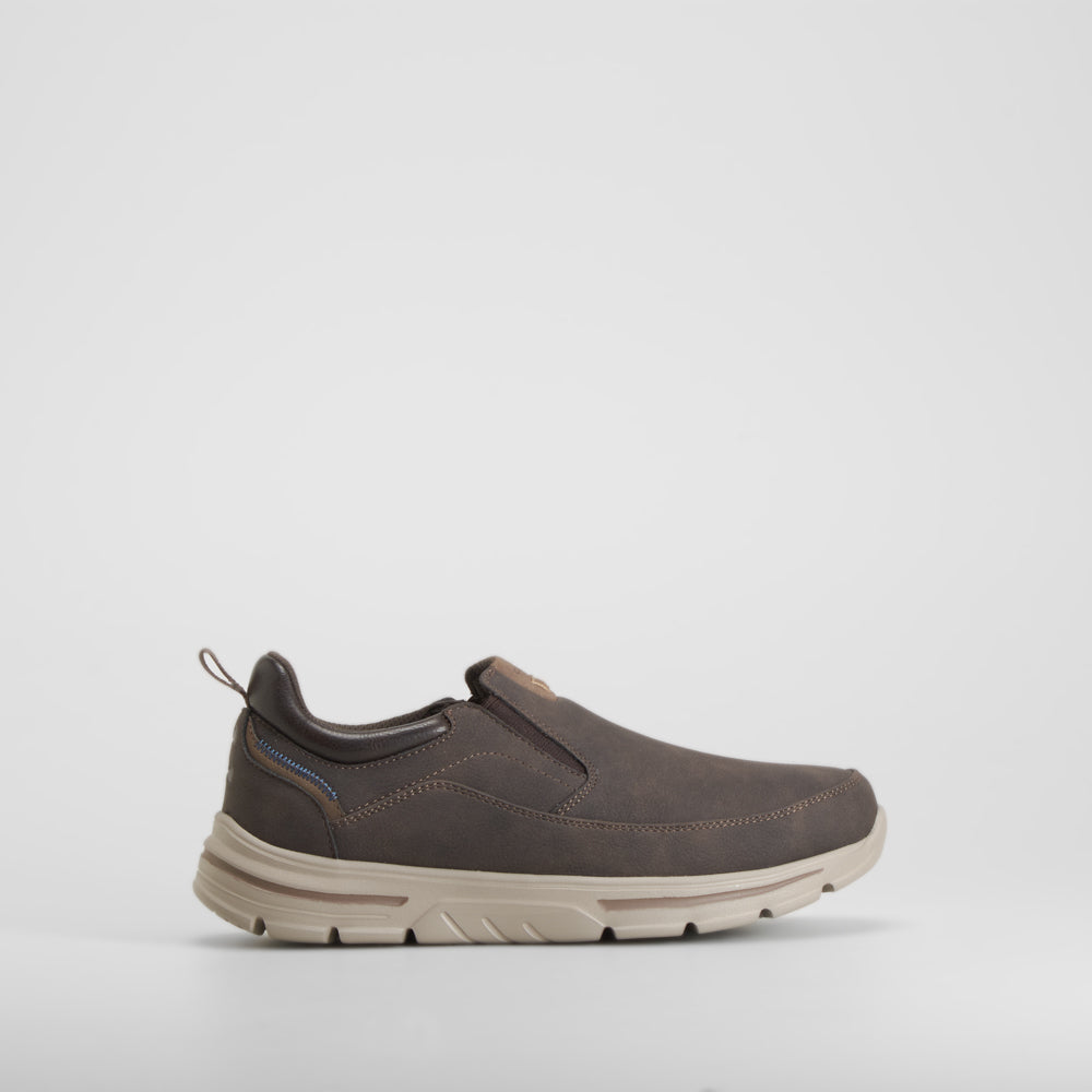 Zapato casual slip on en marrón COMFEET