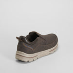Zapato casual slip on en marrón COMFEET