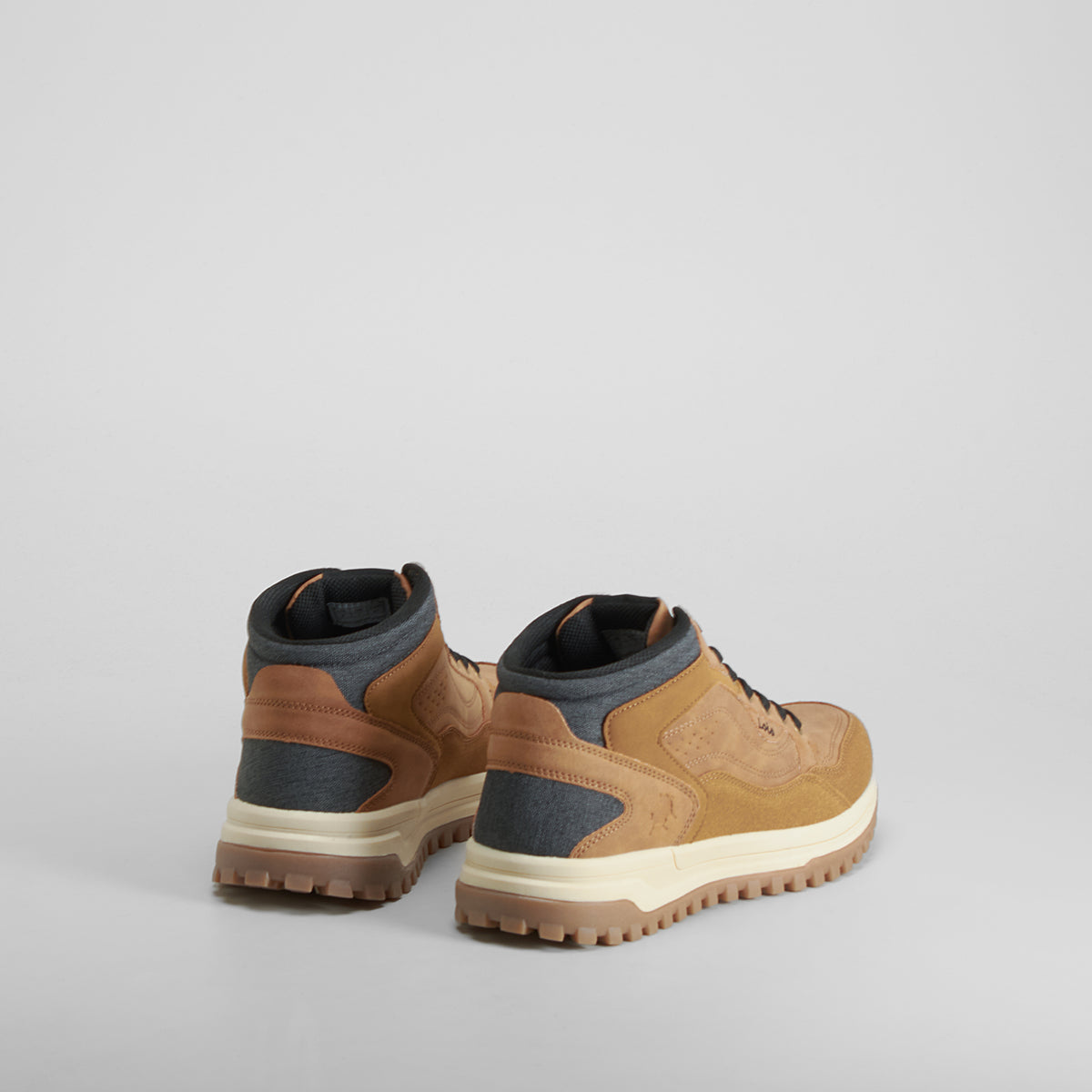 Zapatilla alta sport beige LOIS