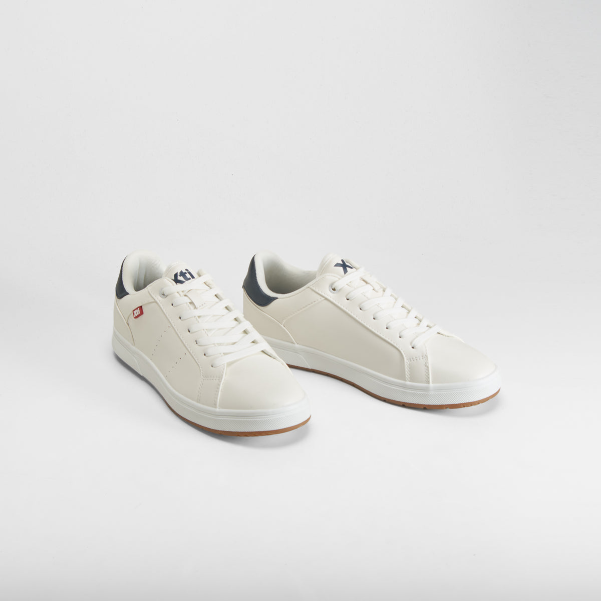 Zapatilla deportiva basic blanca XTI