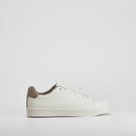 Zapatilla blanca casual con suela clara NYC